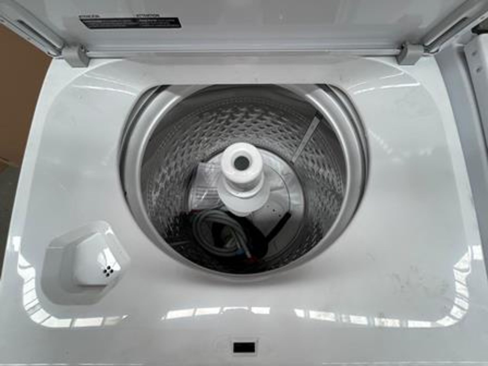 Lote de 2 lavadoras contiene: 1 Lavadora de 22 KG Marca WHIRPOOL, Modelo 8MWTW2224MPM0, Serie 77404 - Image 5 of 6