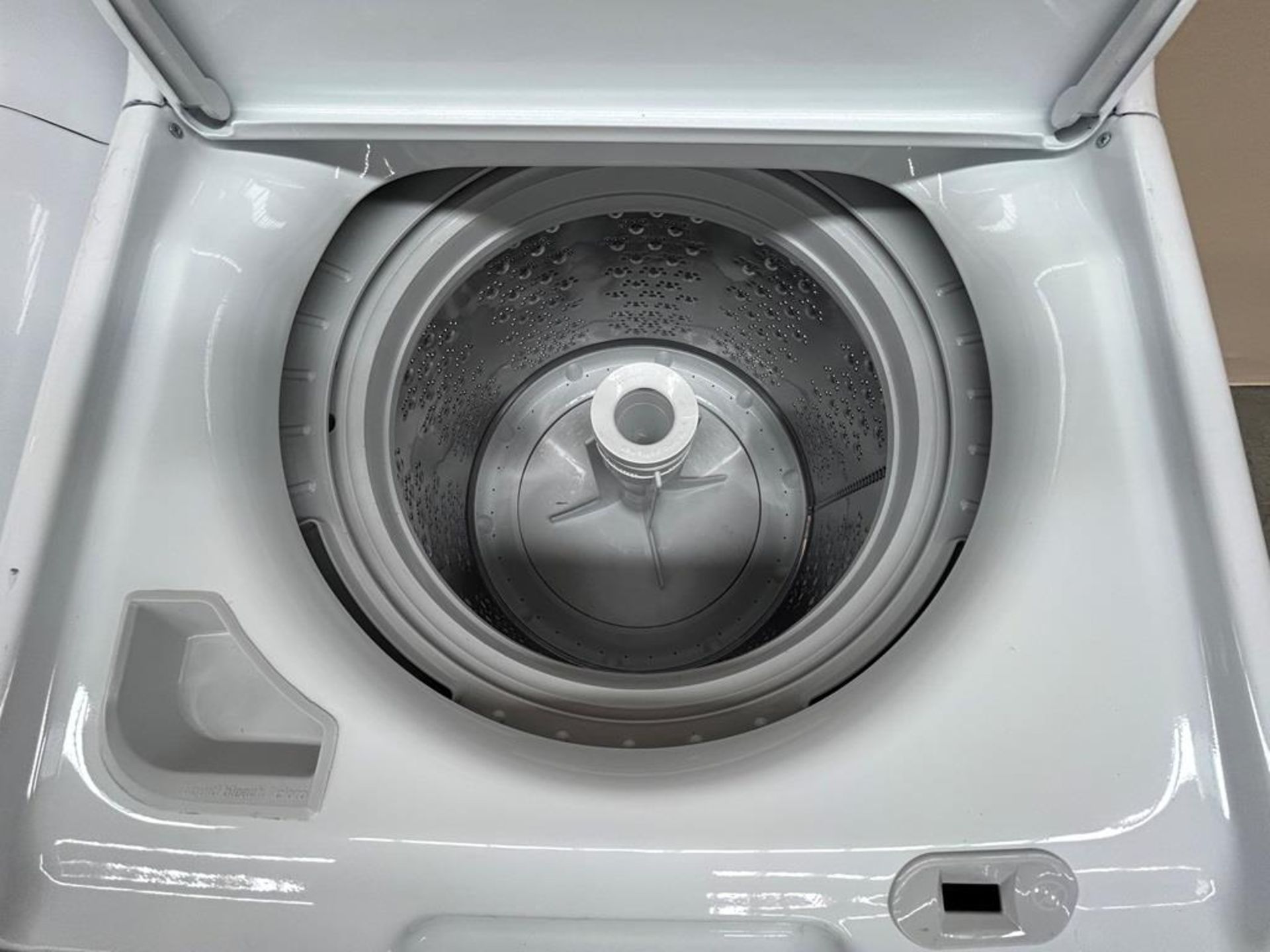 Lote de 2 lavadoras contiene: 1 Lavadora de 18 KG Marca MABE, Modelo LMA78113CBAB01, Serie S91112, - Image 4 of 6