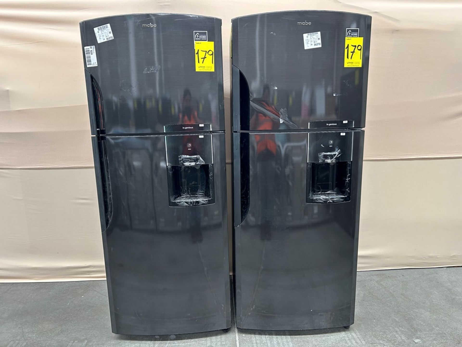 Lote de 2 refrigeradores contiene: Refrigerador con dispensador de agua Marca MABE, Modelo RMS510IA