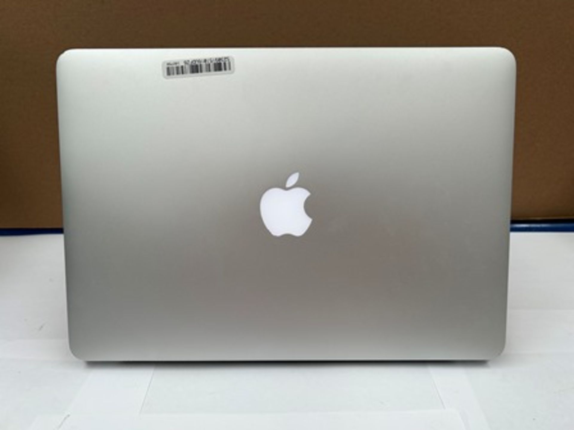 Laptop Macbook Air 2017, pantalla de 13", 8 GB de RAM, 128 GB de Almacenamiento Color GRIS, (Equipo - Image 4 of 5
