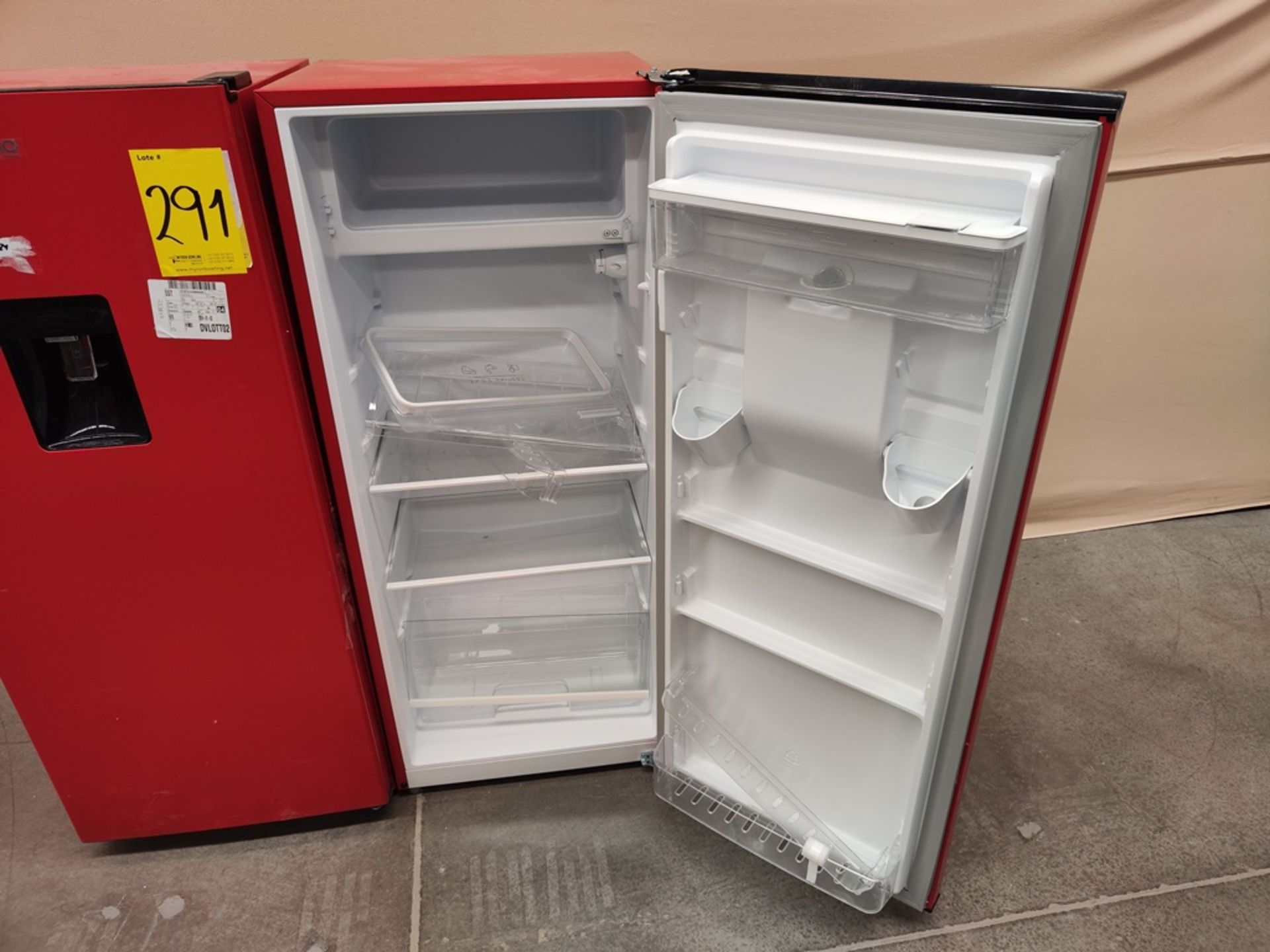 Lote de 2 refrigeradores contiene: Refrigerador con dispensador de agua Marca ATVIO, Modelo AT66URR - Image 6 of 7
