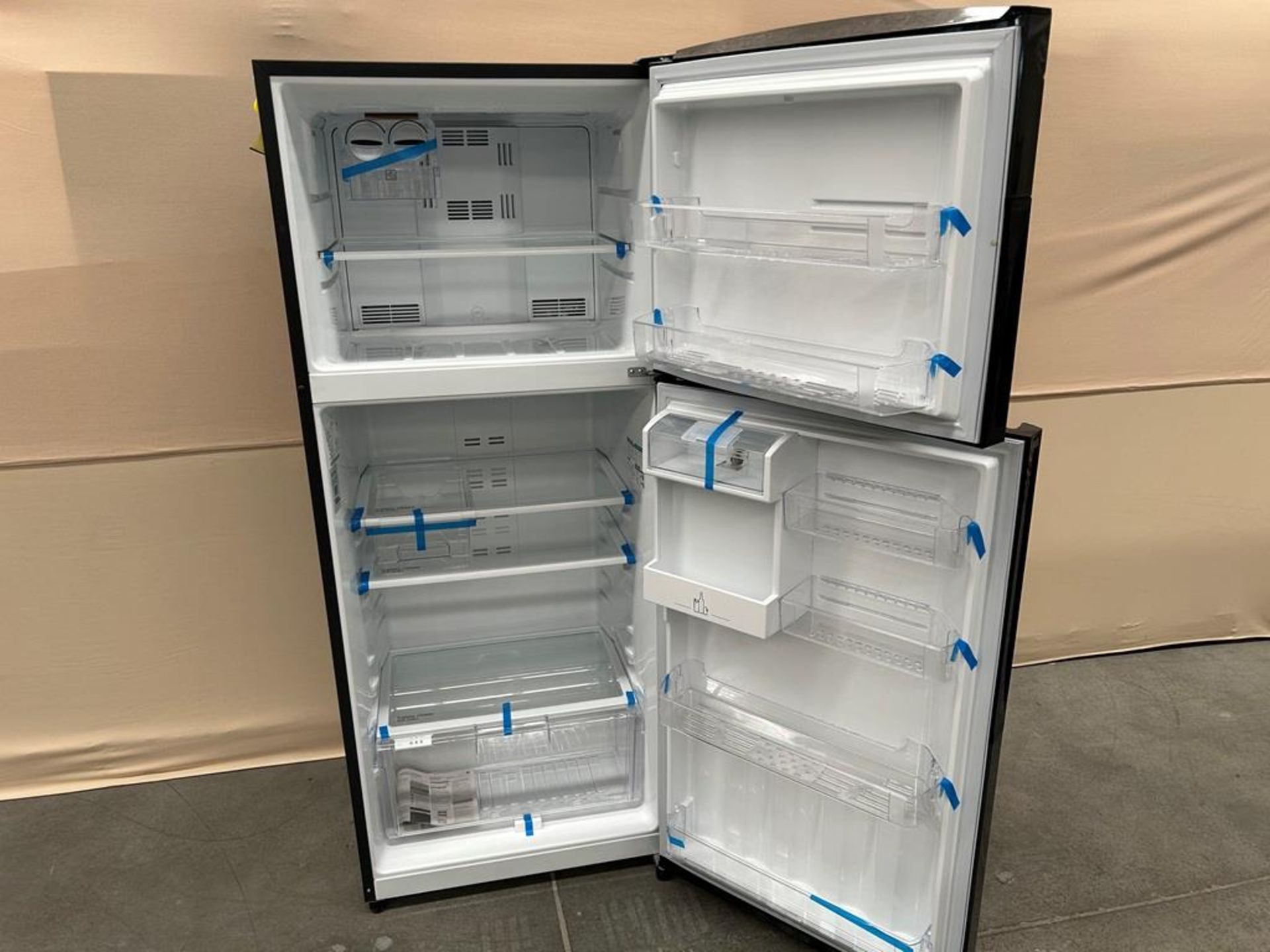 Refrigerador con dispensador de agua Marca MABE, Modelo RMS510IAMRPA, Serie 12306, Color NEGRO ( Eq - Image 4 of 7