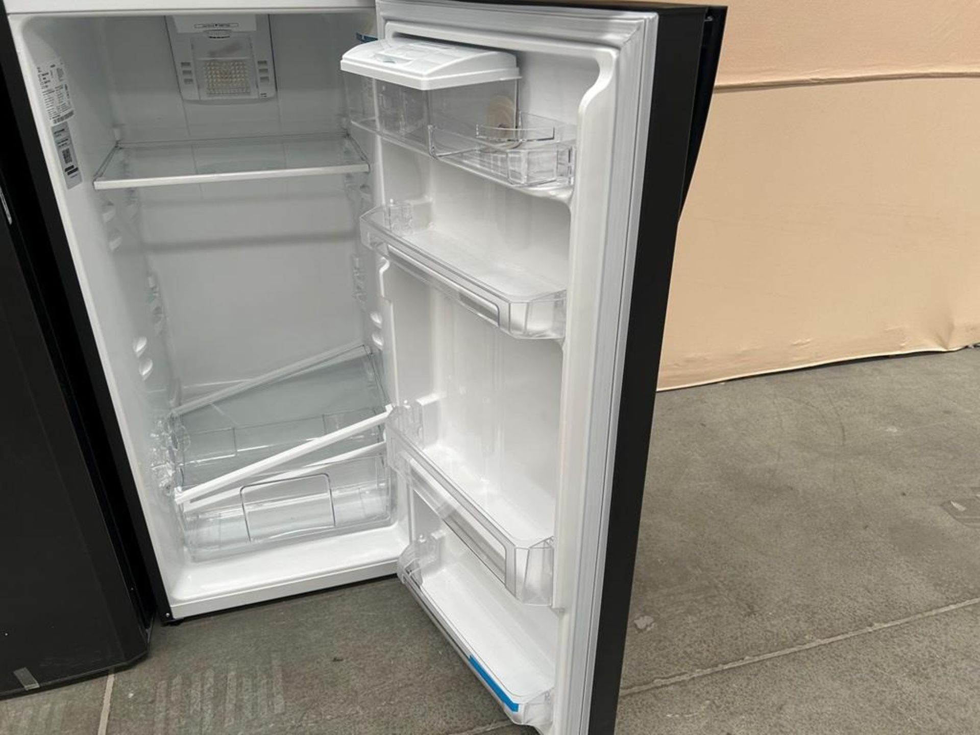 Lote de 2 refrigeradores contiene: Refrigerador con dispensador de agua Marca MABE, Modelo RMA300FJ - Image 7 of 9