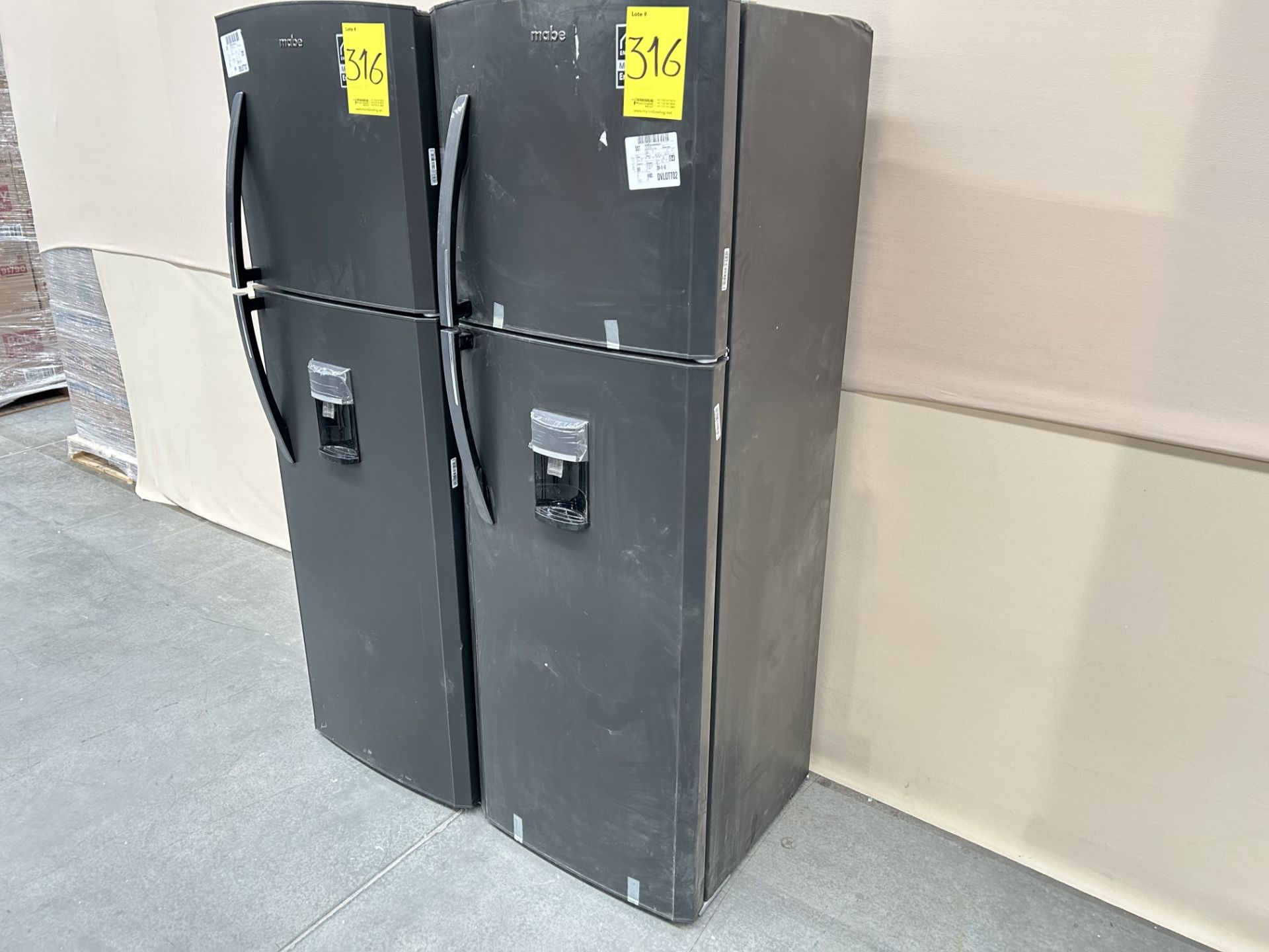 Lote de 2 refrigeradores contiene: 1 refrigerador con dispensador de agua Marca MABE, Modelo RMA300 - Image 3 of 6
