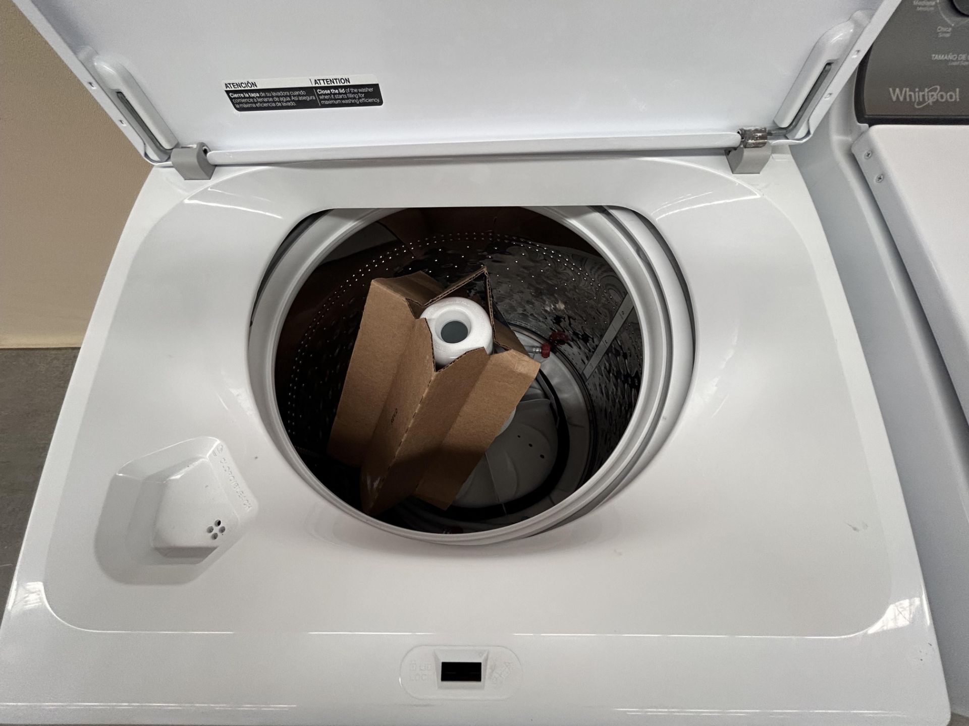 Lote de 2 lavadoras contiene: 1 Lavadora de 22 KG Marca WHIRPOOL, Modelo 8MWTW2224MPM0, Serie 56380 - Image 5 of 7