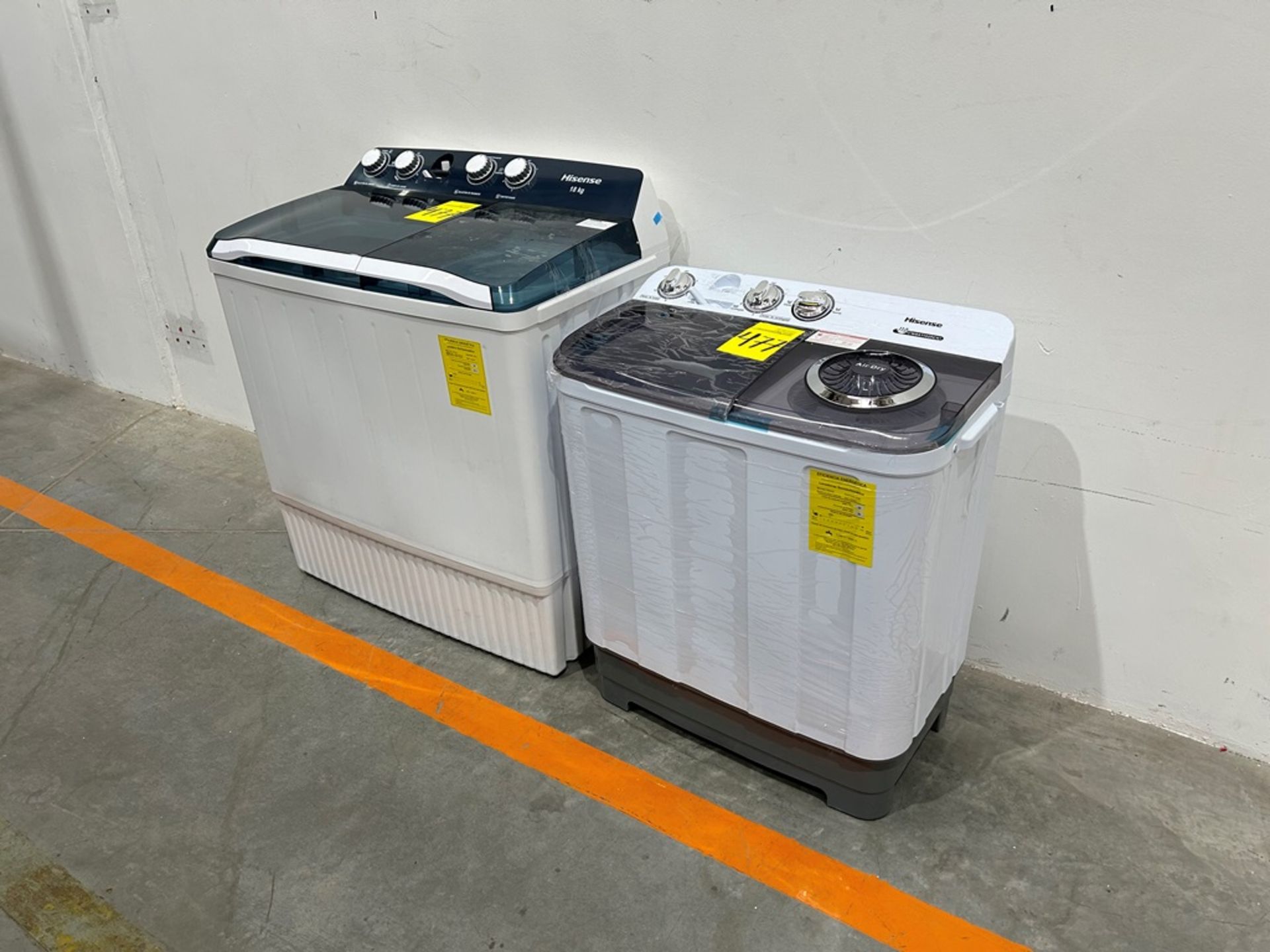 Lote de 2 lavadoras contiene: 1 Lavadora de 18 KG Marca HISENSE, Modelo WSA1801P, Serie 220342, Col - Image 3 of 12