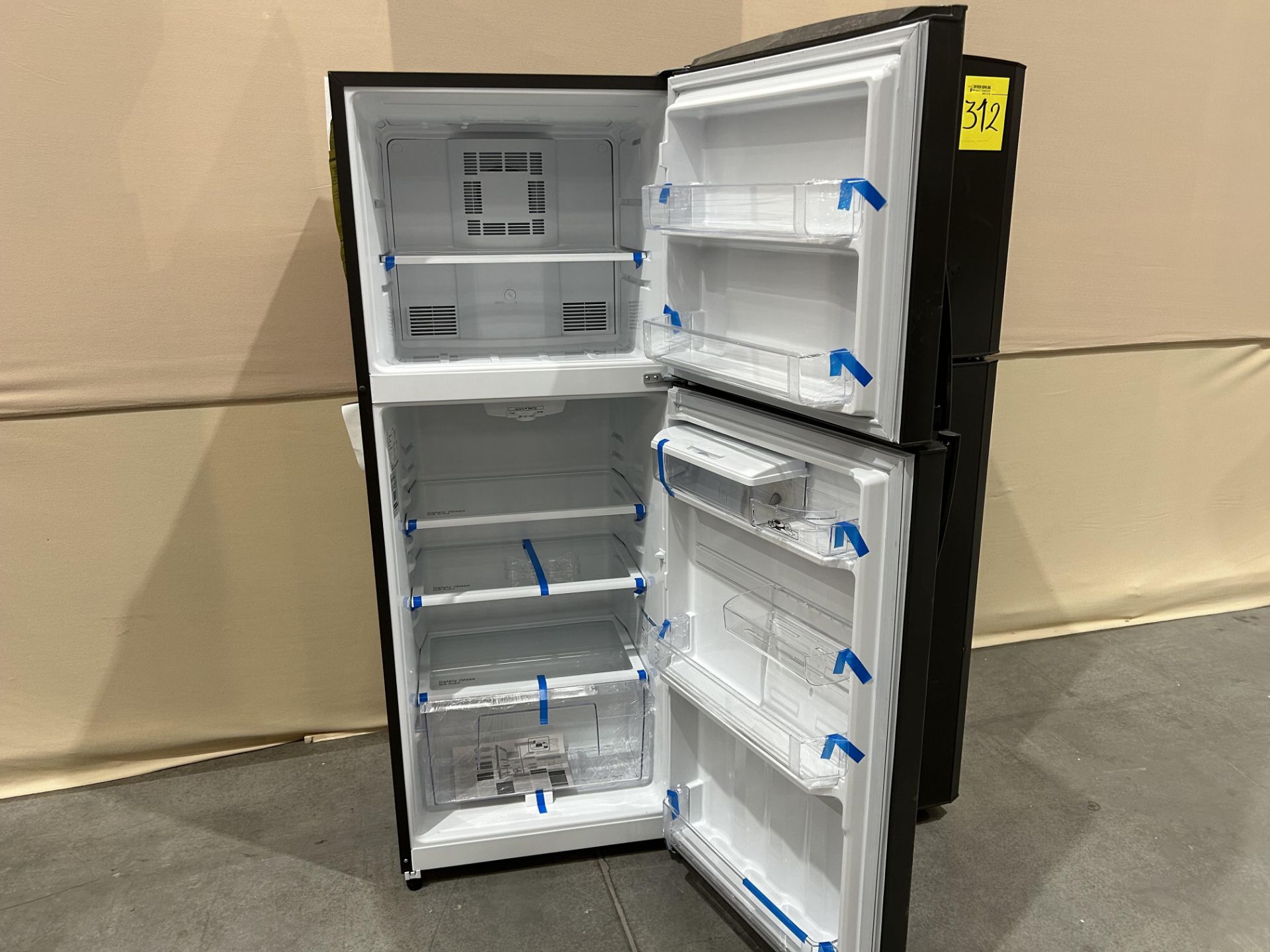 Lote de 2 refrigeradores contiene: 1 refrigerador con dispensador de agua Marca MABE, Modelo RME360 - Image 5 of 9