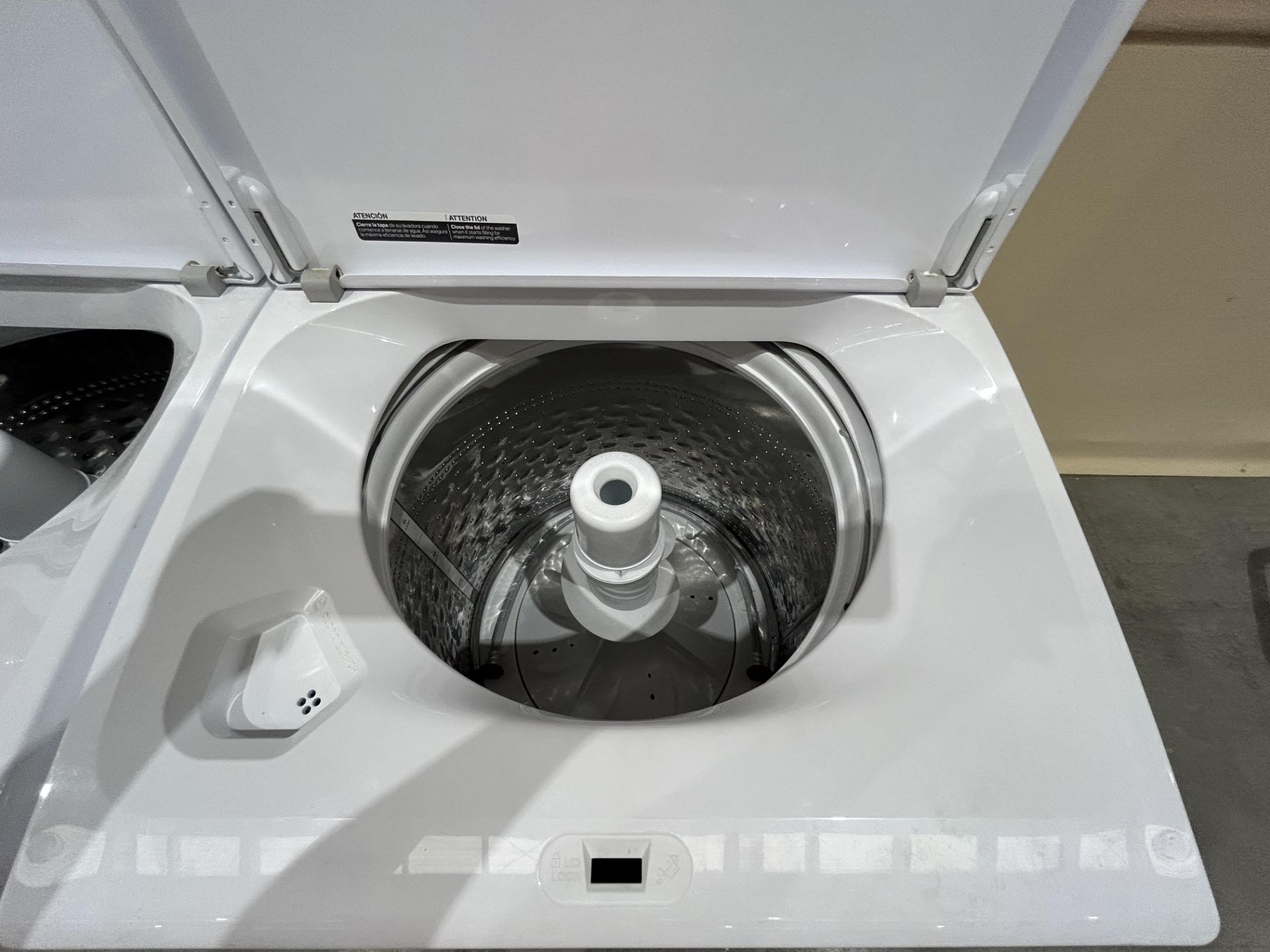 Lote de 2 lavadoras contiene: 1 Lavadora de 22 KG Marca WHIRPOOL, Modelo 8MWTW2224MPM0, Serie 44328 - Image 5 of 9