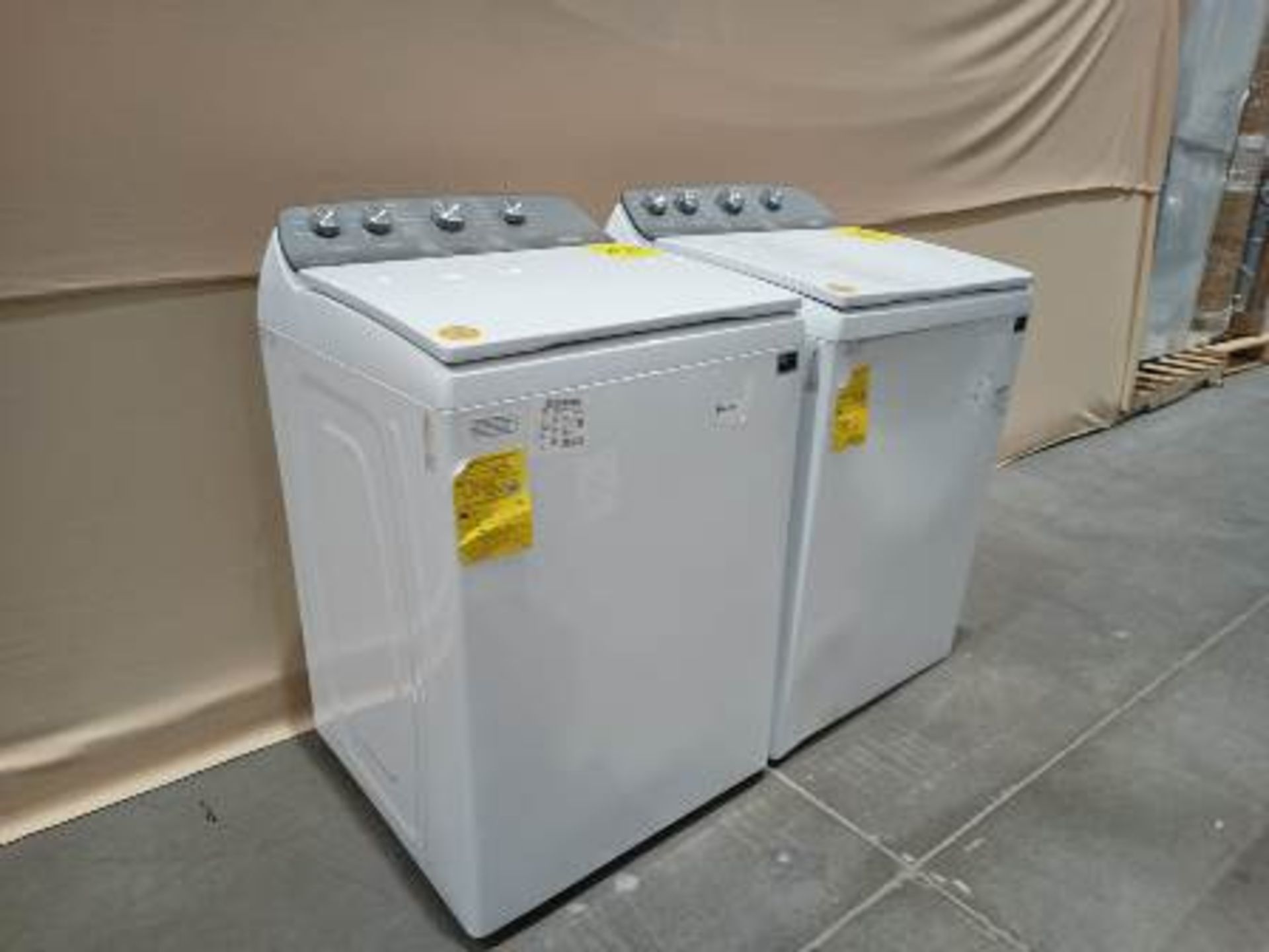 Lote de 2 lavadoras contiene: 1 Lavadora de 22 KG Marca WHIRPOOL, Modelo 8MWTW2224MPM0, Serie 77439 - Image 3 of 6