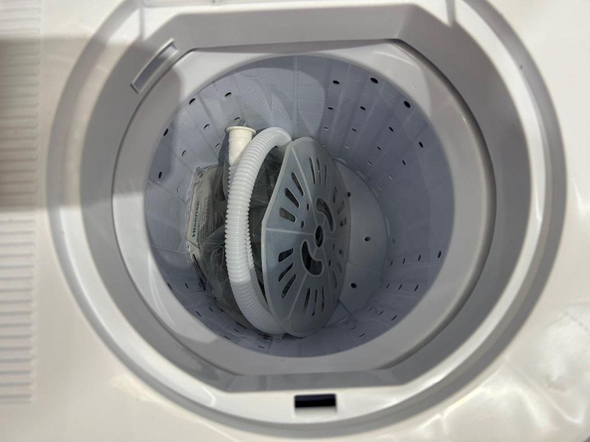 Lote de 2 lavadoras contiene: 1 Lavadora de 18 KG Marca HISENSE, Modelo WSA1801P, Serie 220342, Col - Image 5 of 12