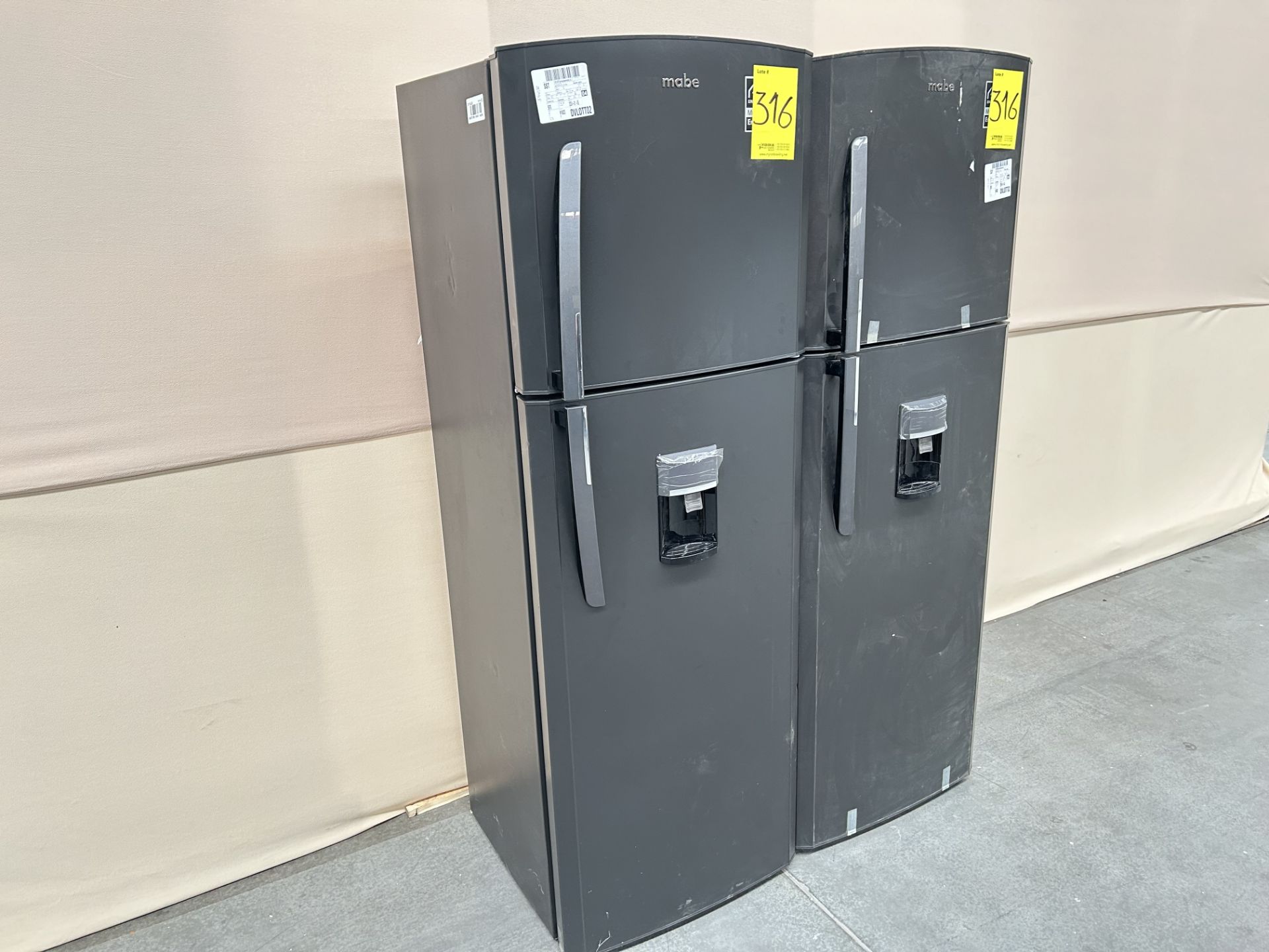 Lote de 2 refrigeradores contiene: 1 refrigerador con dispensador de agua Marca MABE, Modelo RMA300 - Image 2 of 6