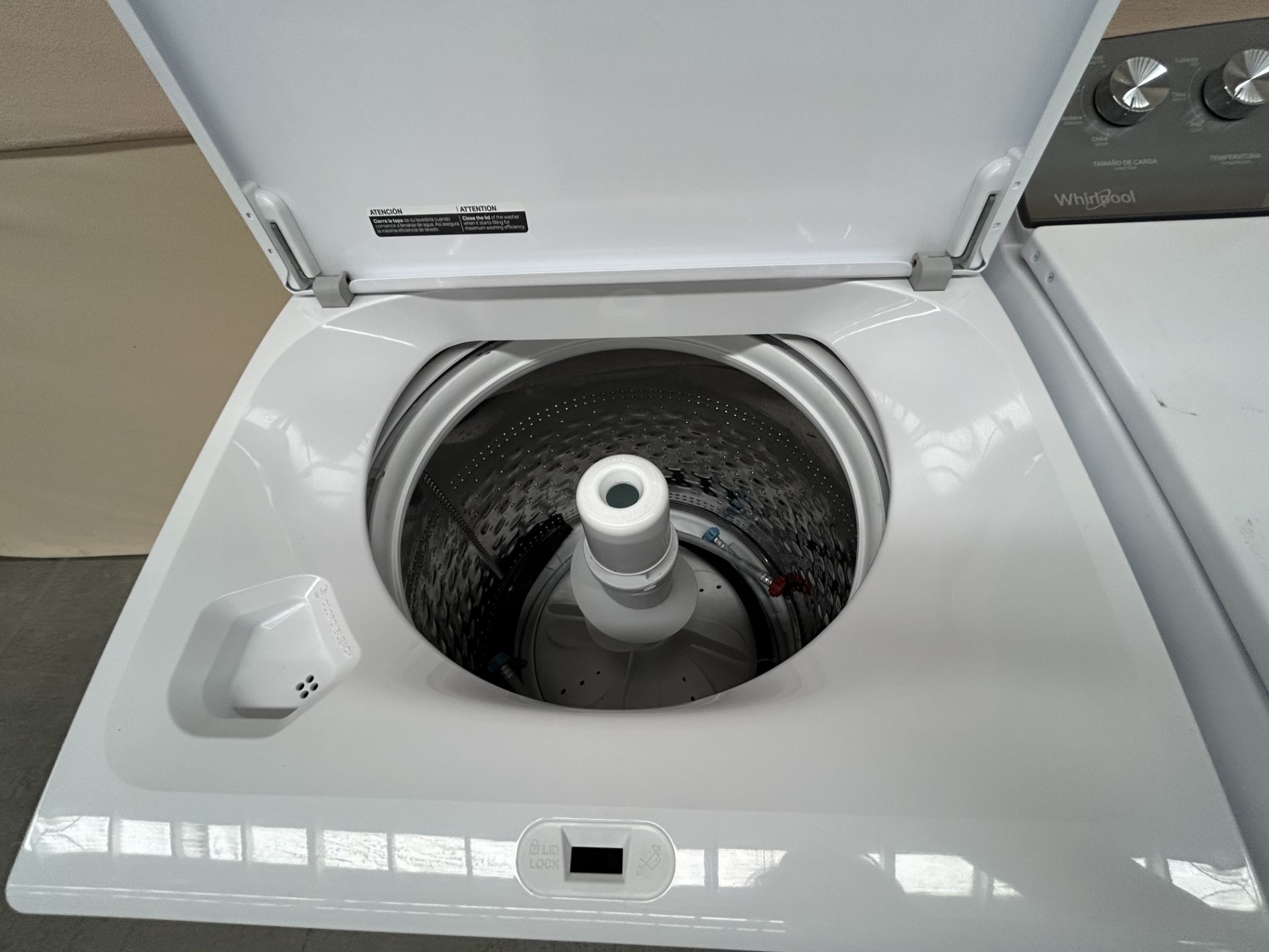 Lote de 2 lavadoras contiene: 1 Lavadora de 22 KG Marca WHIRPOOL, Modelo 8MWTW2224MPM0, Serie 56484 - Image 5 of 6