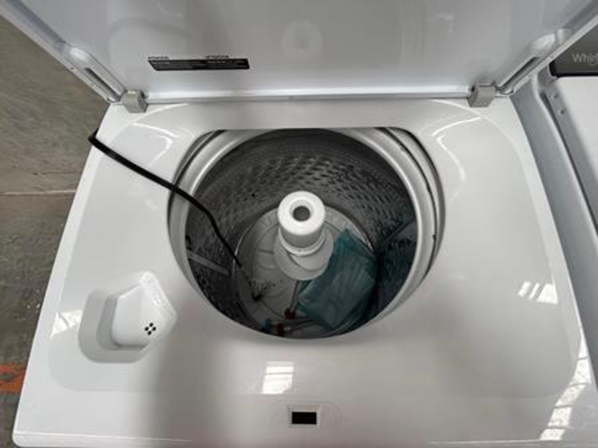 Lote de 2 lavadoras contiene: 1 Lavadora de 22 KG Marca WHIRPOOL, Modelo 8MWTW2224MPM0, Serie 43224 - Image 4 of 6