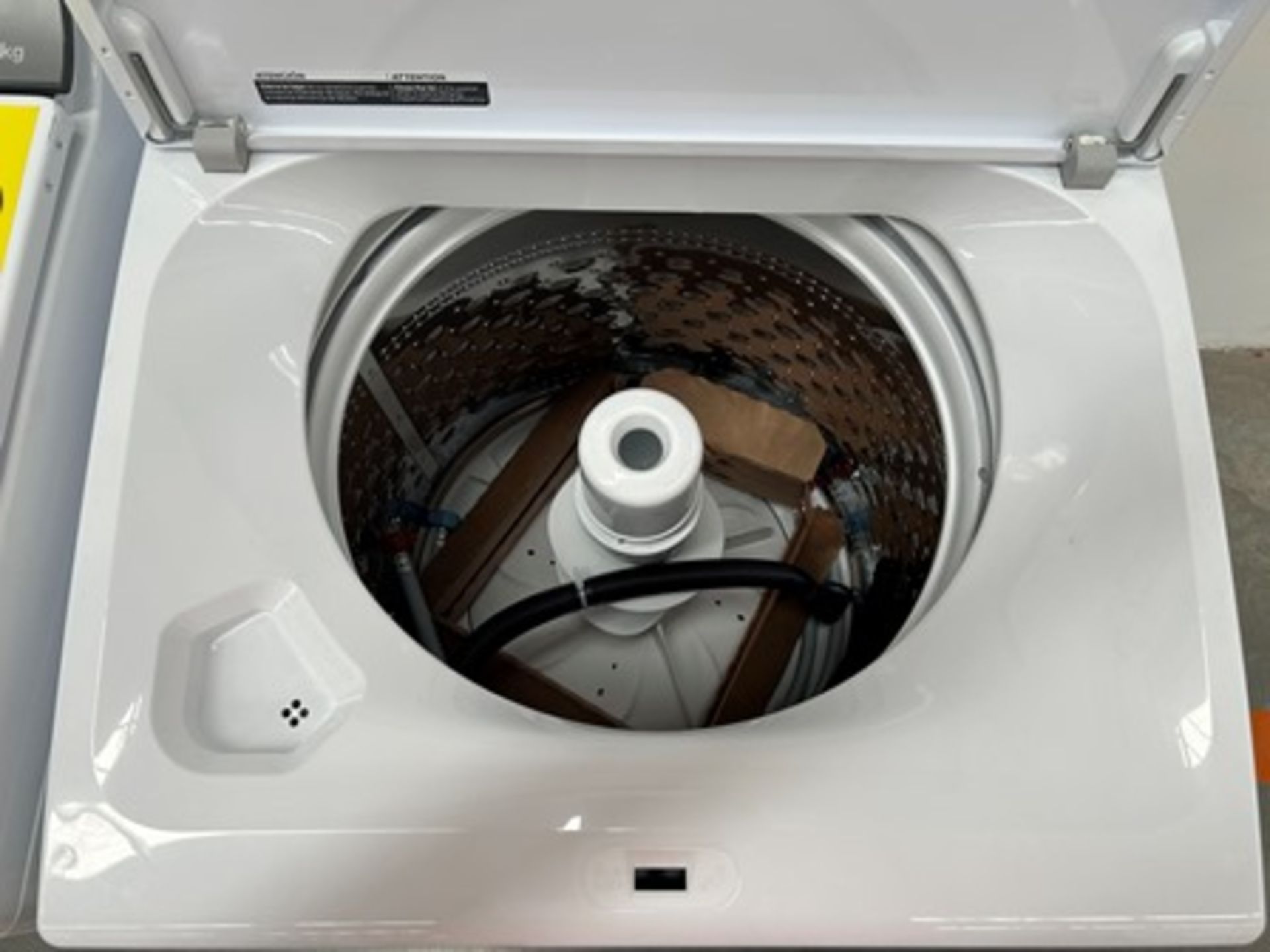 Lote de 2 lavadoras contiene: 1 Lavadora de 22 KG Marca WHIRPOOL, Modelo 8MWTW2224MPM0, Serie 43519 - Image 5 of 7