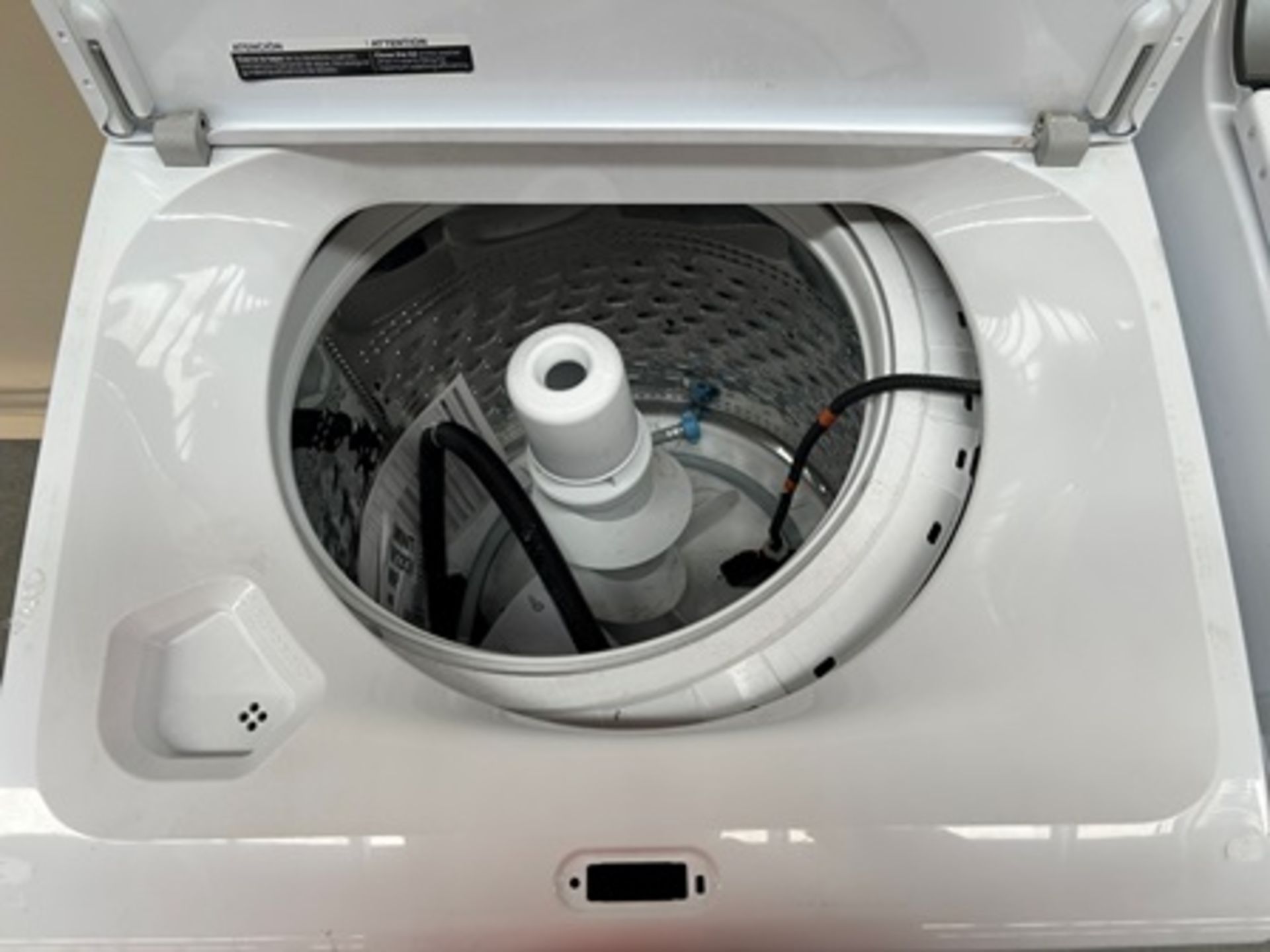 Lote de 2 lavadoras contiene: 1 Lavadora de 22 KG Marca WHIRPOOL, Modelo 8MWTW2224MPM0, Serie 77556 - Image 4 of 6