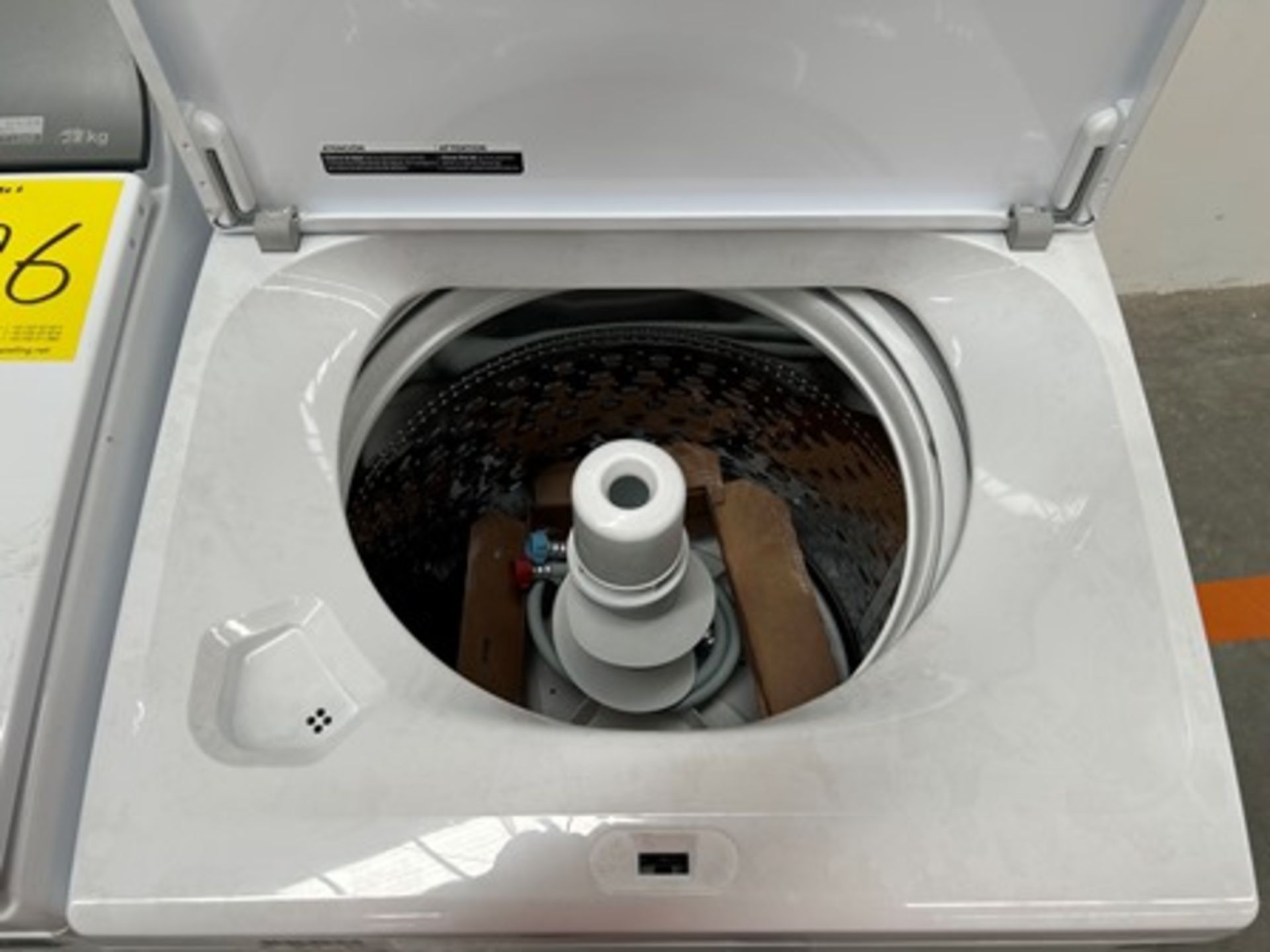 Lote de 2 lavadoras contiene: 1 Lavadora de 22 KG Marca WHIRPOOL, Modelo 8MWTW2224MPM0, Serie 77352 - Image 5 of 6