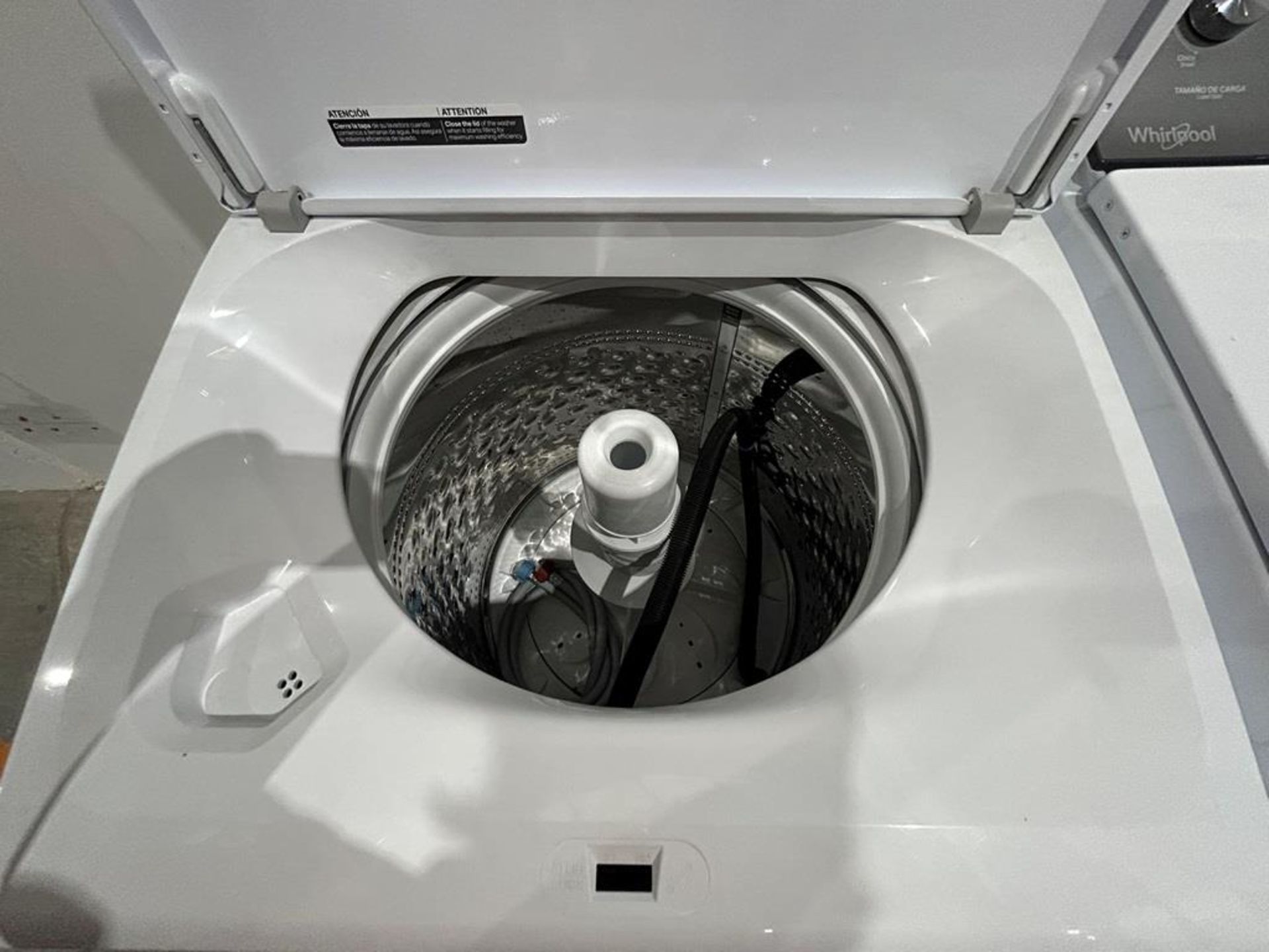 Lote de 2 lavadoras contiene: 1 Lavadora de 22 KG Marca WHIRPOOL, Modelo 8MWTW2224MPM0, Serie 67720 - Image 4 of 10