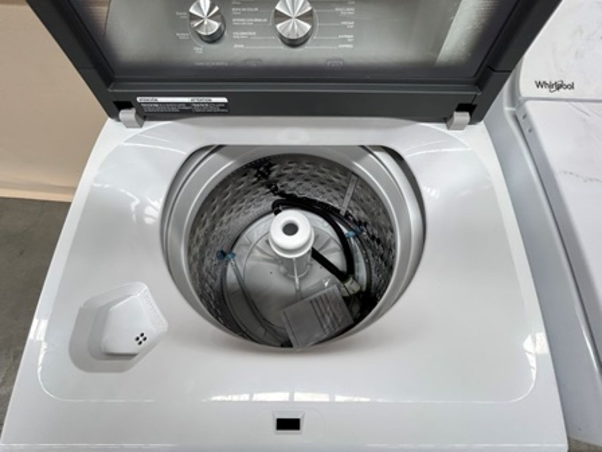 Lote de 2 lavadoras contiene: 1 Lavadora de 18 KG Marca WHIRPOOL, Modelo 8MWTW1812WPM0, Serie 74517 - Image 7 of 8