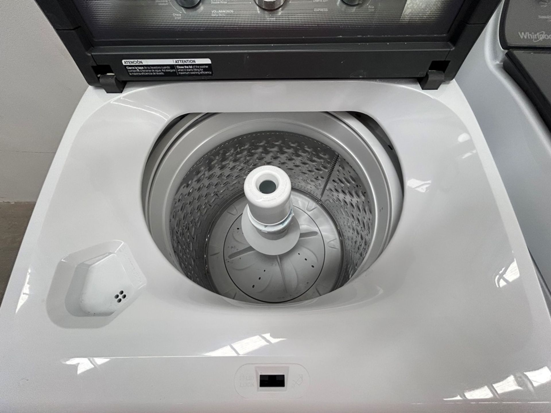 Lote de 2 lavadoras contiene: 1 Lavadora de 22 KG Marca WHIRPOOL, Modelo 8MWTW2224WJM0, Serie 32469 - Image 4 of 10