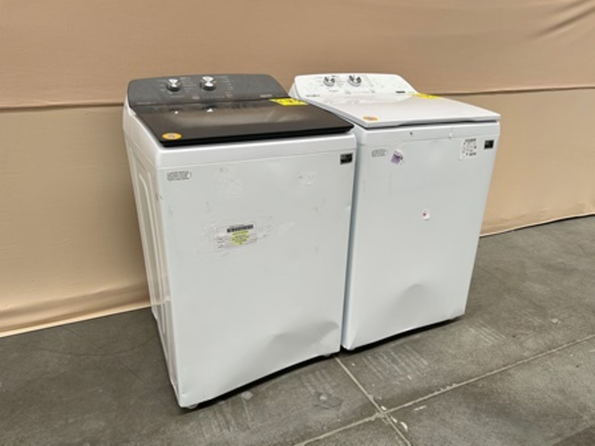 Lote de 2 lavadoras contiene: 1 Lavadora de 18 KG Marca WHIRPOOL, Modelo 8MWTW1812WPM0, Serie 74517 - Image 2 of 8