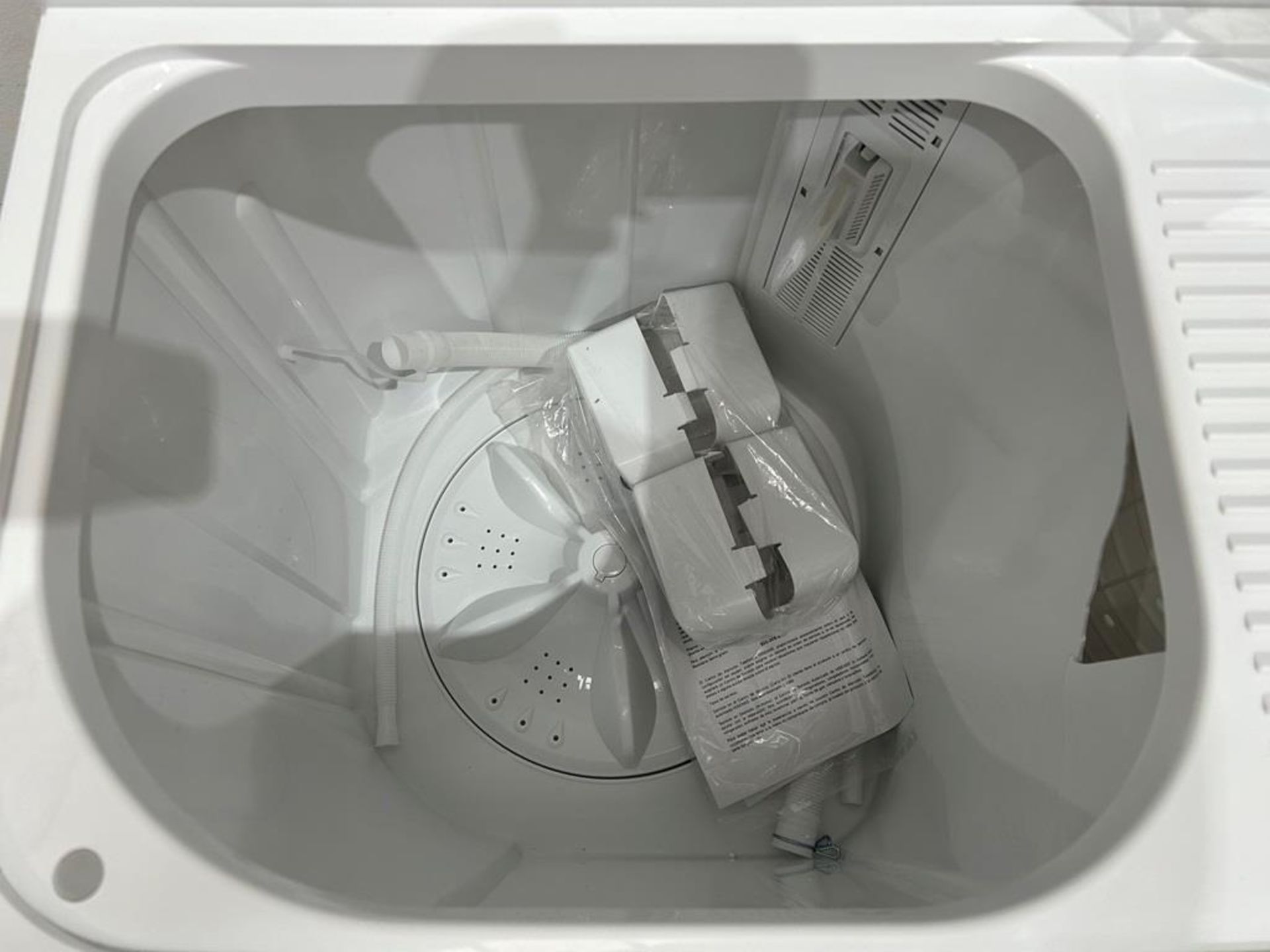Lote de 2 lavadoras contiene: 1 Lavadora de 18 KG Marca HISENSE, Modelo WSA1801P, Serie 220342, Col - Image 7 of 12