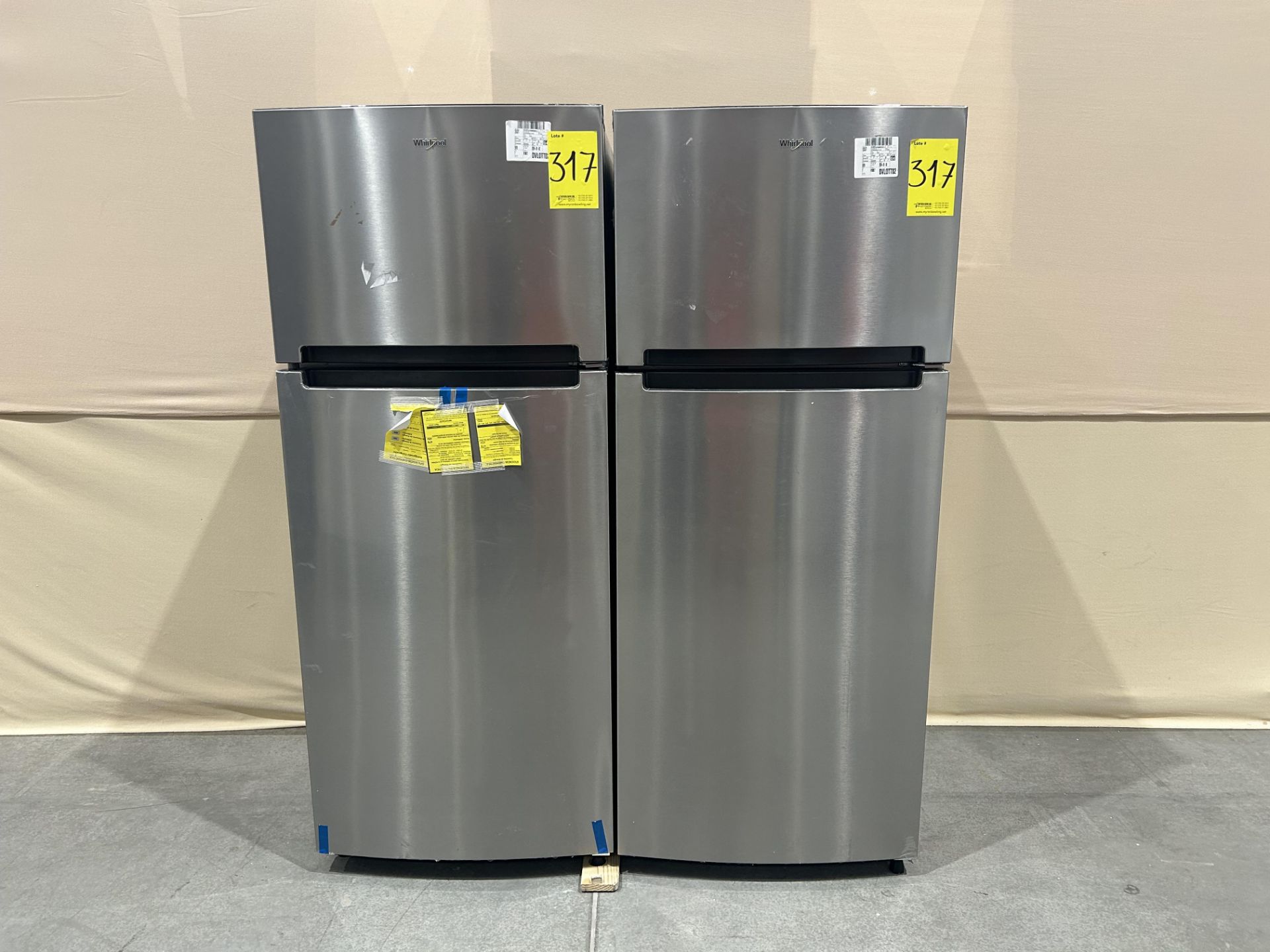 Lote de 2 refrigeradores contiene: 1 refrigerador Marca WHIRLPOOL, Modelo WT1818A, Serie 535500, Co