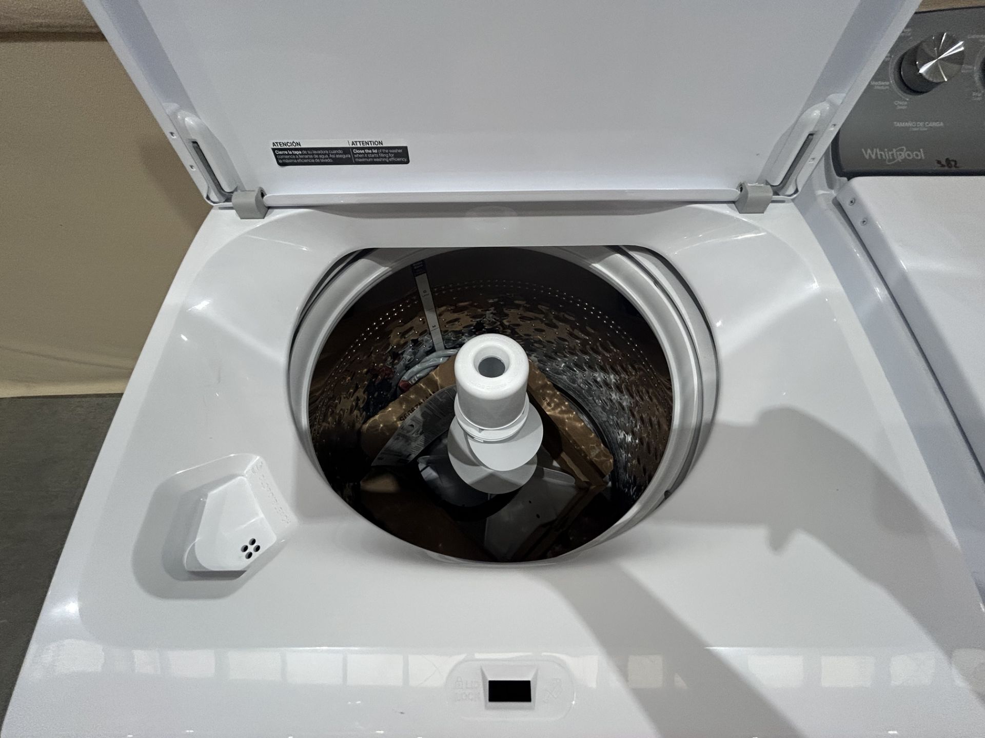 Lote de 2 lavadoras contiene: 1 Lavadora de 22 KG Marca WHIRPOOL, Modelo 8MWTW2224MPM0, Serie 67038 - Image 5 of 6