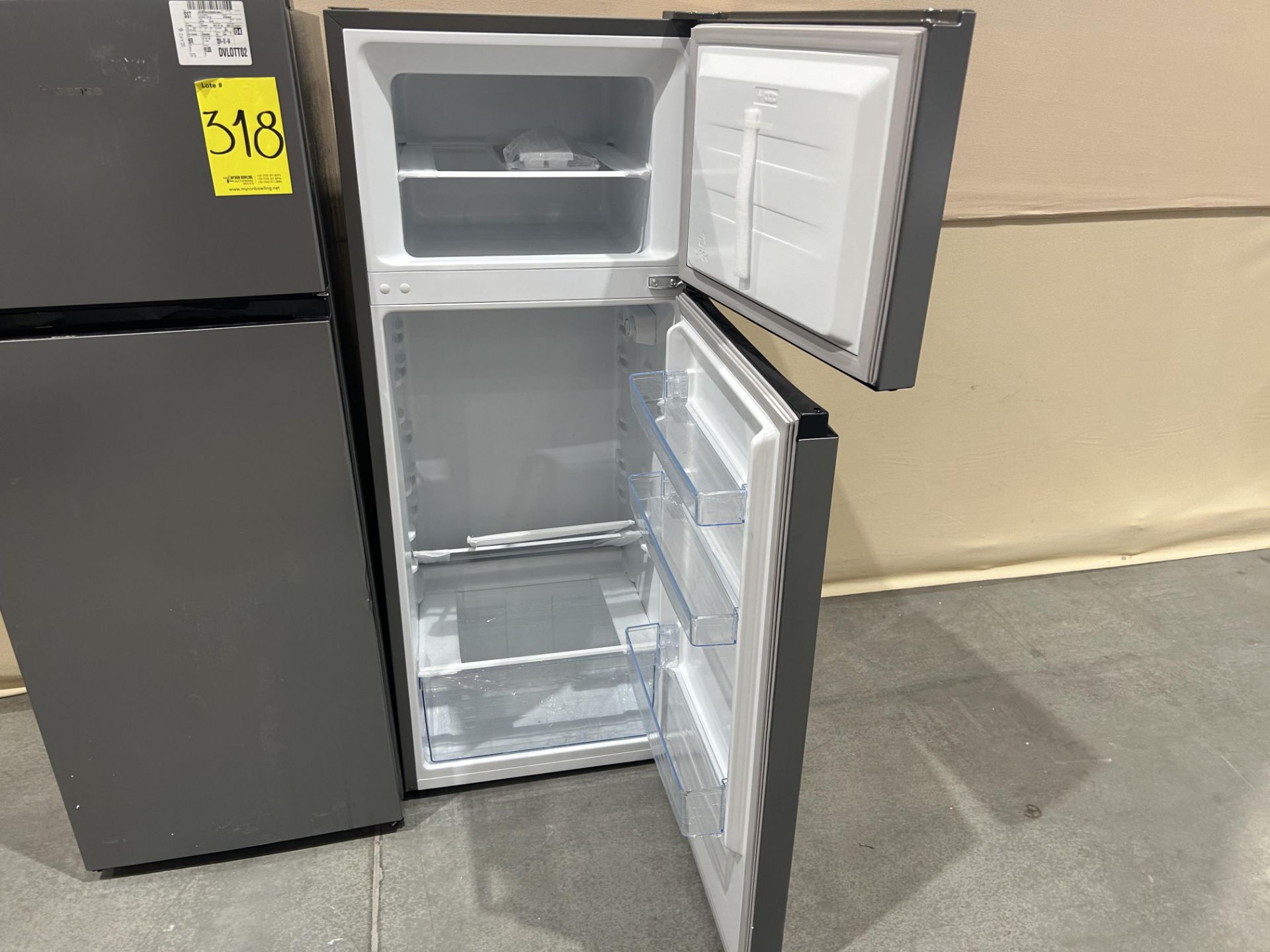 Lote de 2 refrigeradores contiene: 1 refrigerador Marca HISENSE, Modelo RT80D6AGX, Serie P10076, Co - Image 4 of 7