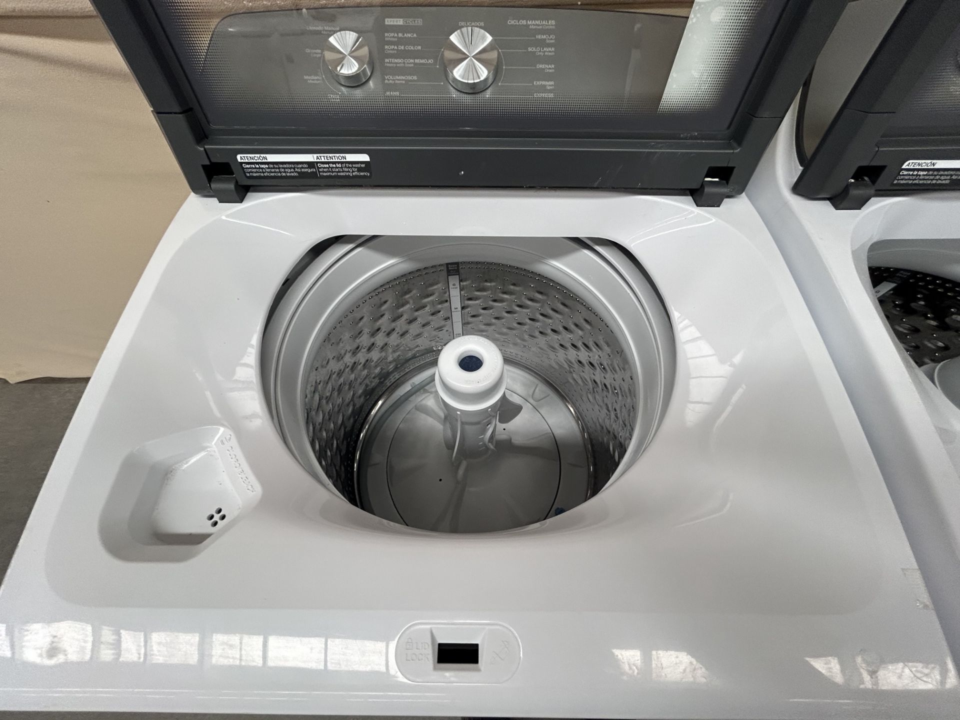 Lote de 2 lavadoras contiene: 1 Lavadora de 20 KG Marca WHIRPOOL, Modelo 8MWTW2023WPM0, Serie 78326 - Image 5 of 6