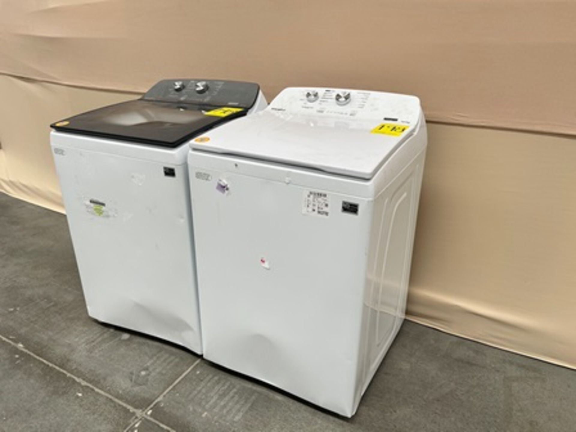 Lote de 2 lavadoras contiene: 1 Lavadora de 18 KG Marca WHIRPOOL, Modelo 8MWTW1812WPM0, Serie 74517 - Image 3 of 8