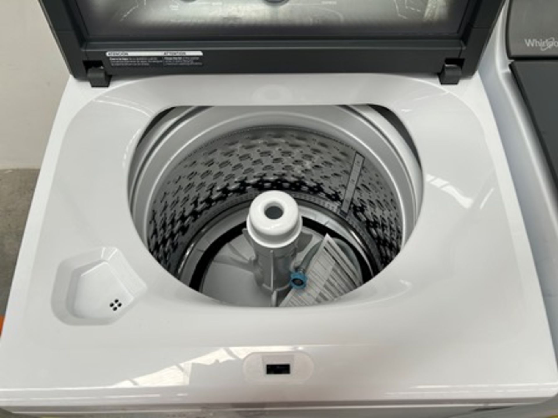 Lote de 2 lavadoras contiene: 1 Lavadora de 18 KG Marca WHIRPOOL, Modelo 8MWTW1812WPM0, Serie 74164 - Image 4 of 9