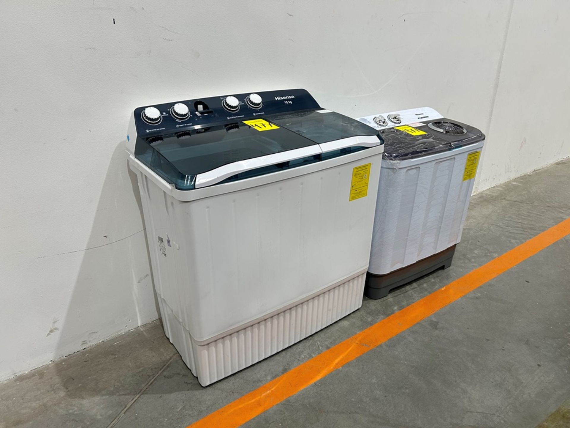 Lote de 2 lavadoras contiene: 1 Lavadora de 18 KG Marca HISENSE, Modelo WSA1801P, Serie 220342, Col - Image 2 of 12