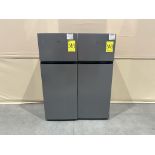 Lote de 2 refrigeradores contiene: 1 refrigerador Marca HISENSE, Modelo RT80D6AGX, Serie P10076, Co