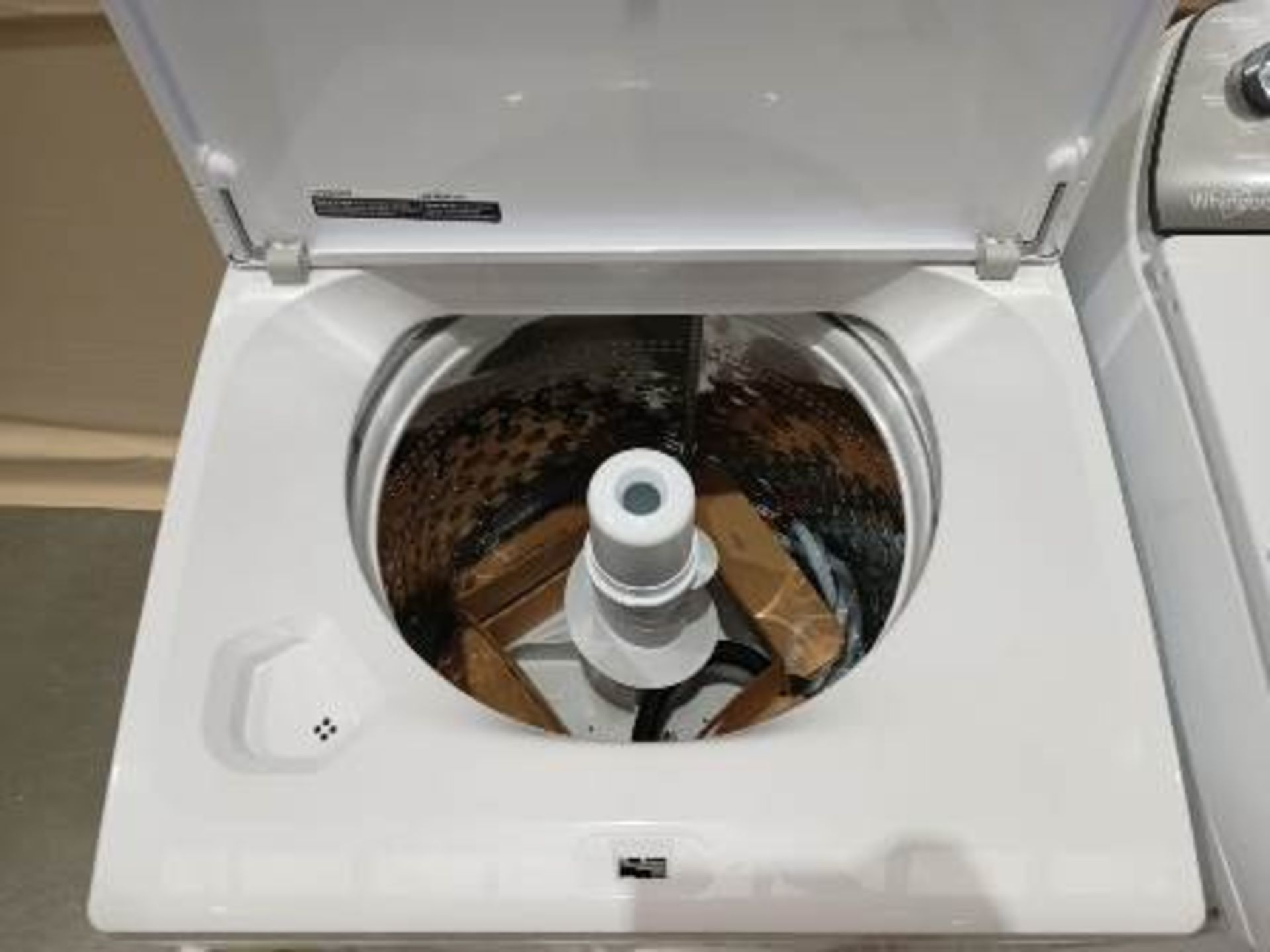 Lote de 2 lavadoras contiene: 1 Lavadora de 22 KG Marca WHIRPOOL, Modelo 8MWTW2224MPM0, Serie 77439 - Image 4 of 6