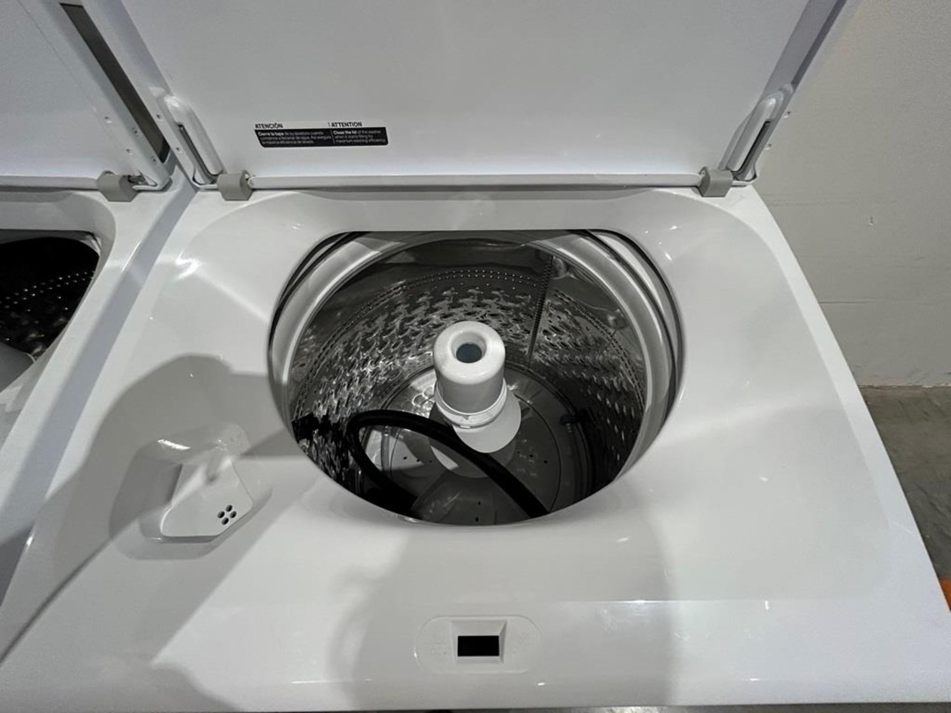 Lote de 2 lavadoras contiene: 1 Lavadora de 22 KG Marca WHIRPOOL, Modelo 8MWTW2224MPM0, Serie 67720 - Image 5 of 10