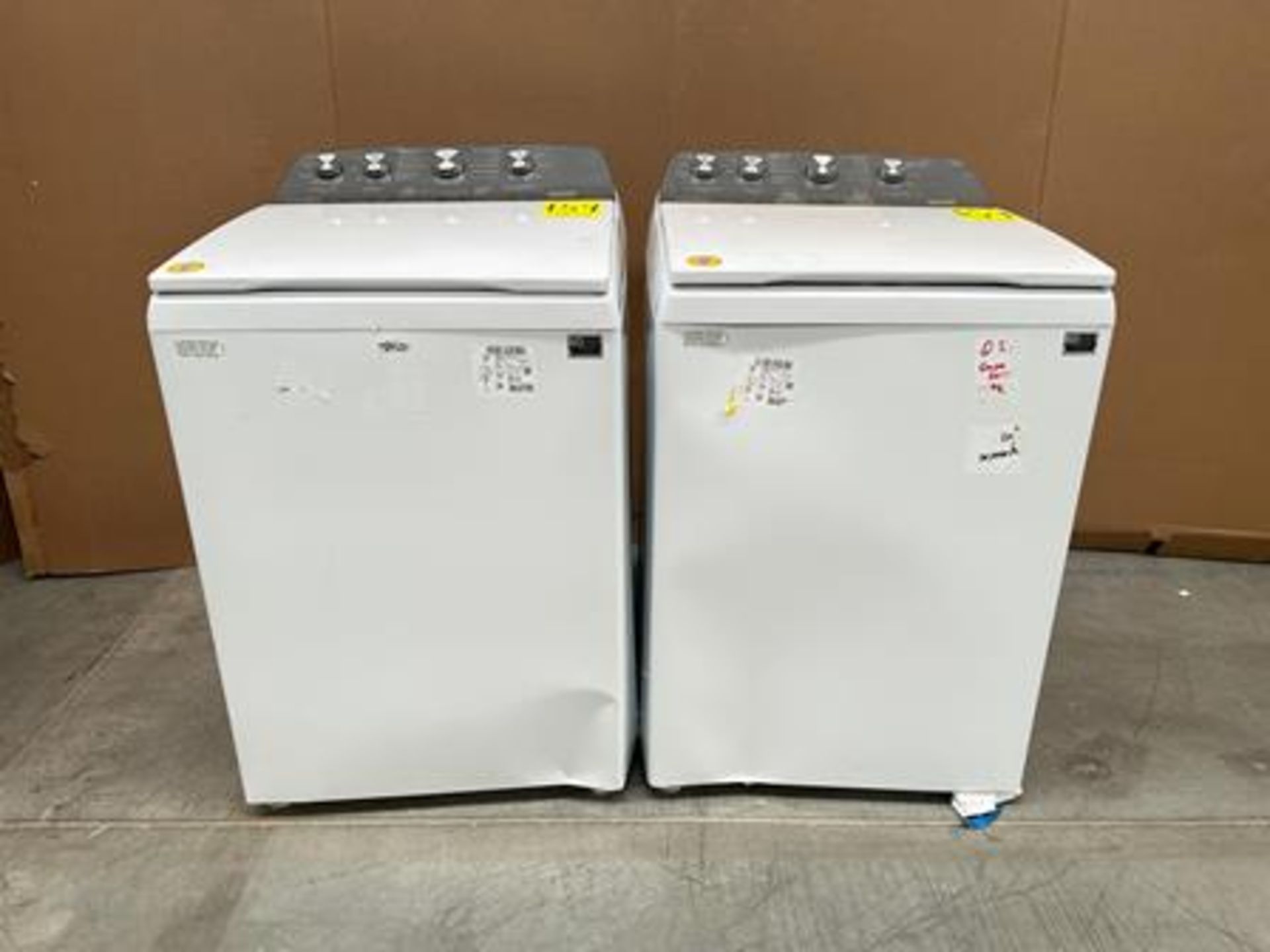 Lote de 2 lavadoras contiene: 1 lavadora de 22 kg marca Whirlpool, modelo 8MWTW2224MPM0, serie 7034