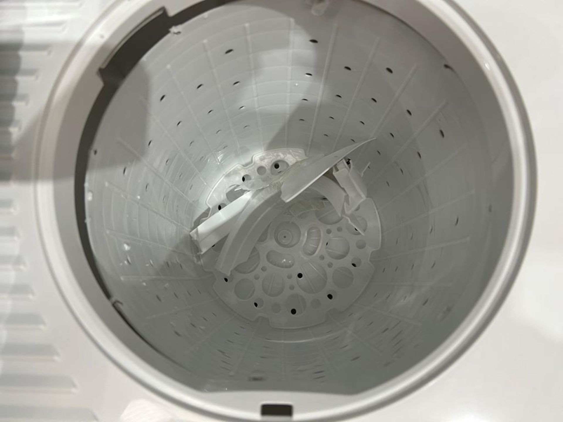 Lote de 2 lavadoras contiene: 1 Lavadora de 18 KG Marca HISENSE, Modelo WSA1801P, Serie 220342, Col - Image 6 of 12