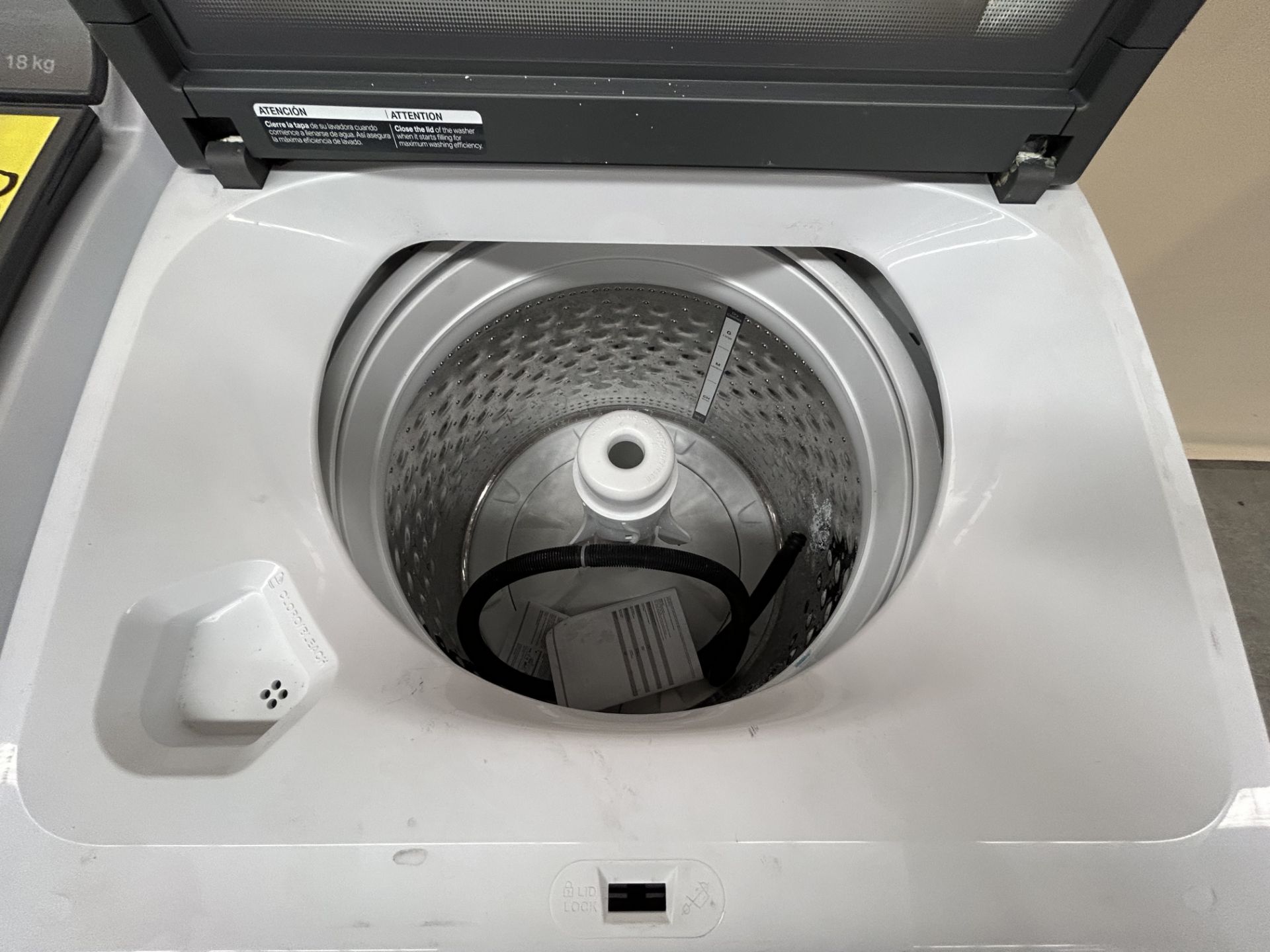 Lote de 2 lavadoras contiene: 1 Lavadora de 18 KG Marca WHIRPOOL, Modelo 8MWTW1812WPM0, Serie 67202 - Image 4 of 6