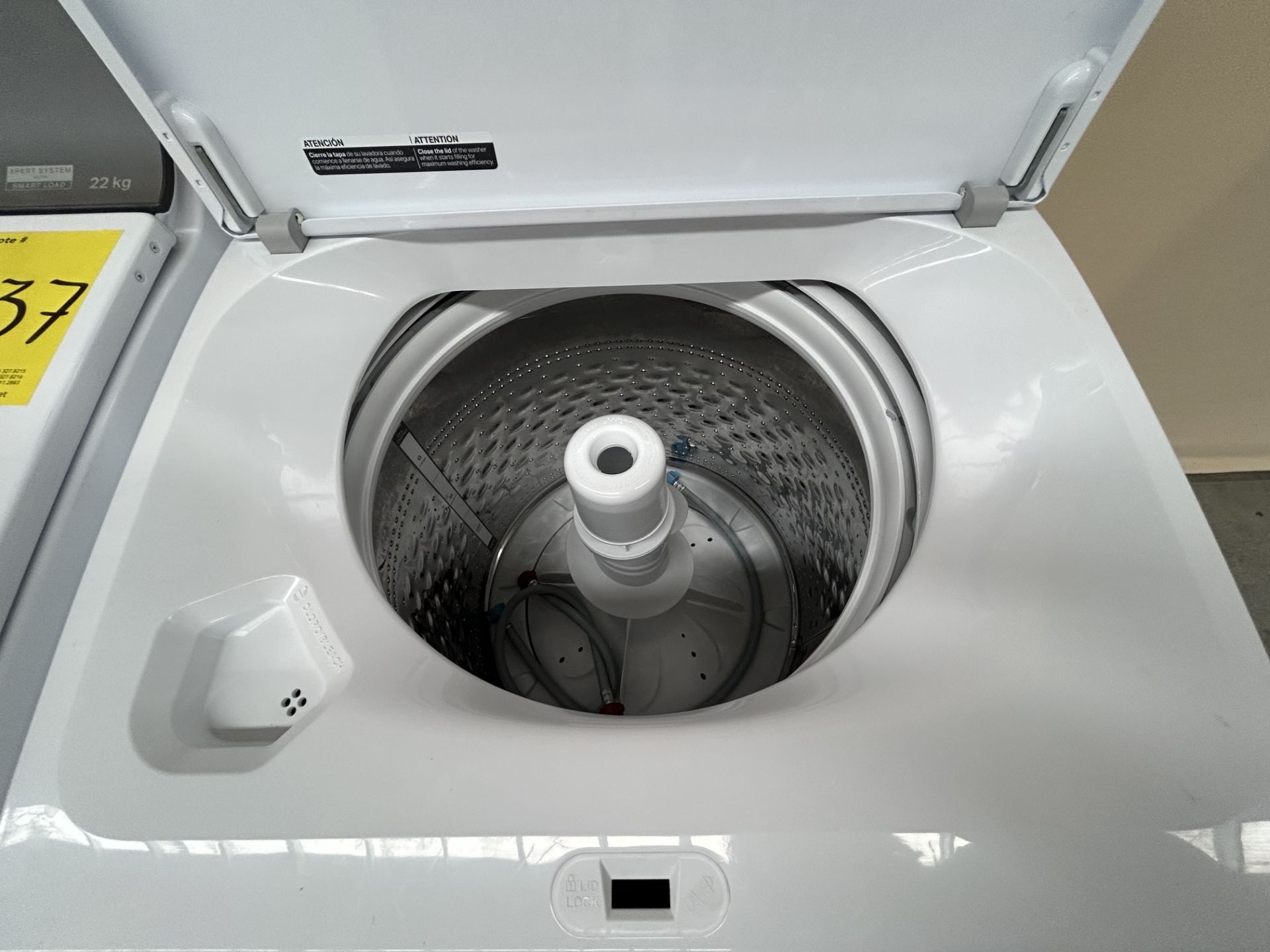 Lote de 2 lavadoras contiene: 1 Lavadora de 22 KG Marca WHIRPOOL, Modelo 8MWTW2224MPM0, Serie 56484 - Image 4 of 6