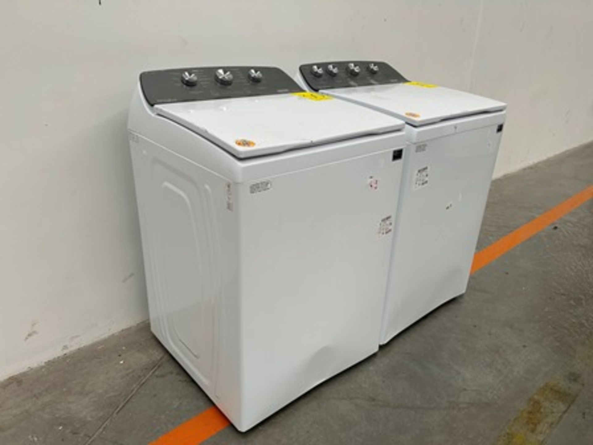 Lote de 2 lavadoras contiene: 1 Lavadora de 22 KG Marca WHIRPOOL, Modelo 8MWTW2224MPM0, Serie 43519 - Image 3 of 7
