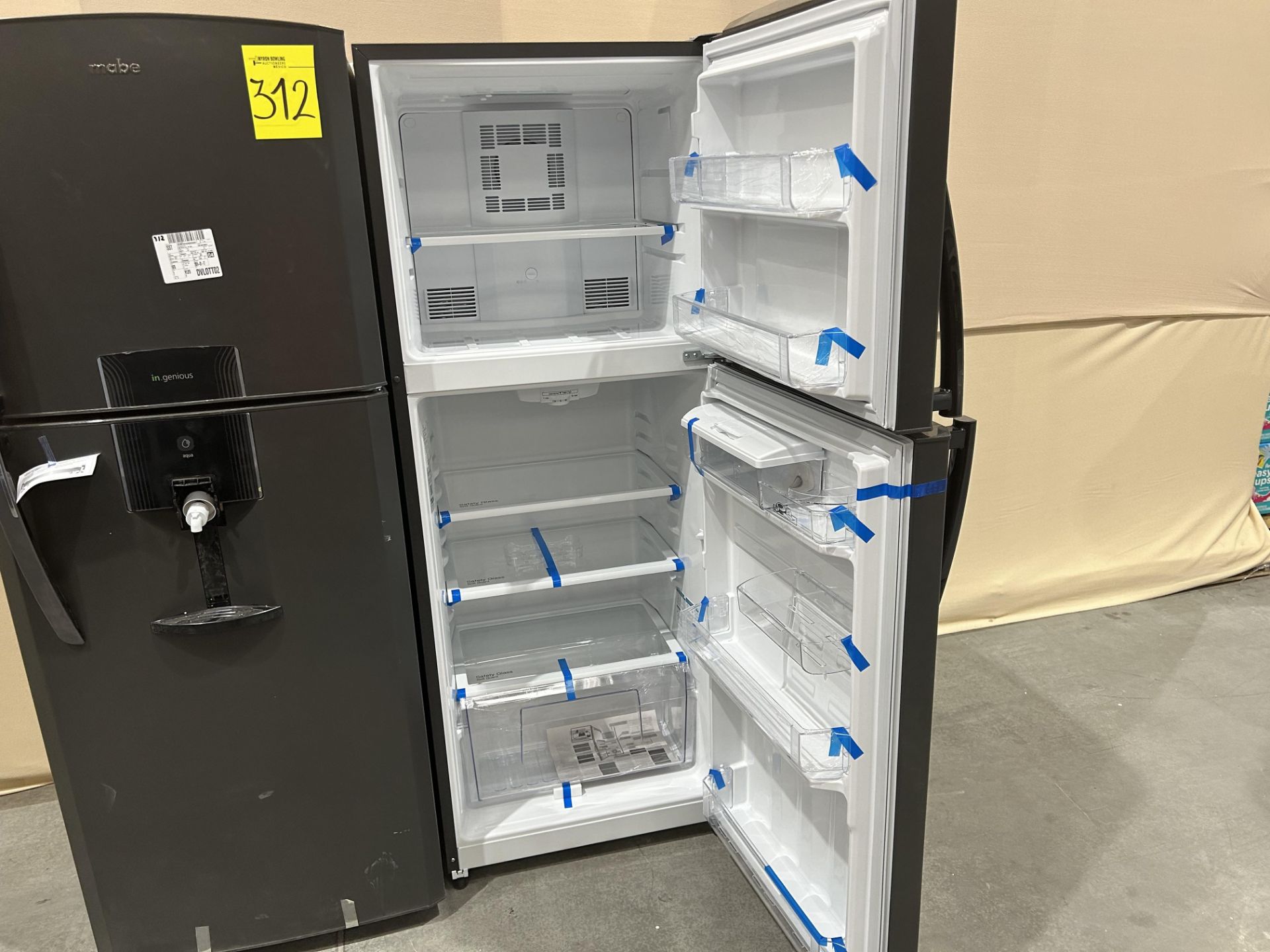 Lote de 2 refrigeradores contiene: 1 refrigerador con dispensador de agua Marca MABE, Modelo RME360 - Image 4 of 9