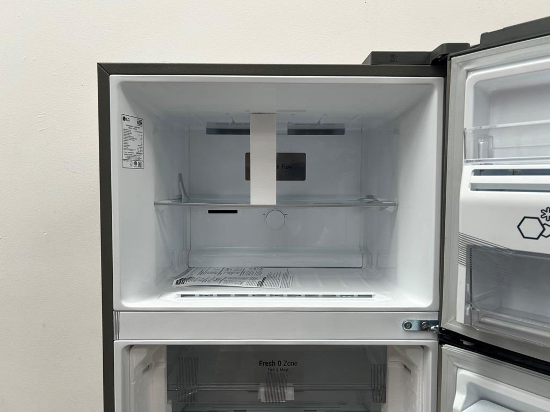 (NUEVO) Refrigerador con dispensador de agua Marca LG, Modelo VT40AWP, Serie 48304, Color GRIS - Image 5 of 11