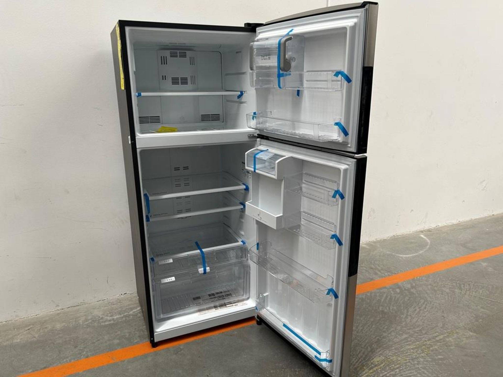 (NUEVO) Refrigerador con dispensador de agua Marca MABE, Modelo RMS510IBMRXA, Serie 04327, Color GR - Image 4 of 11