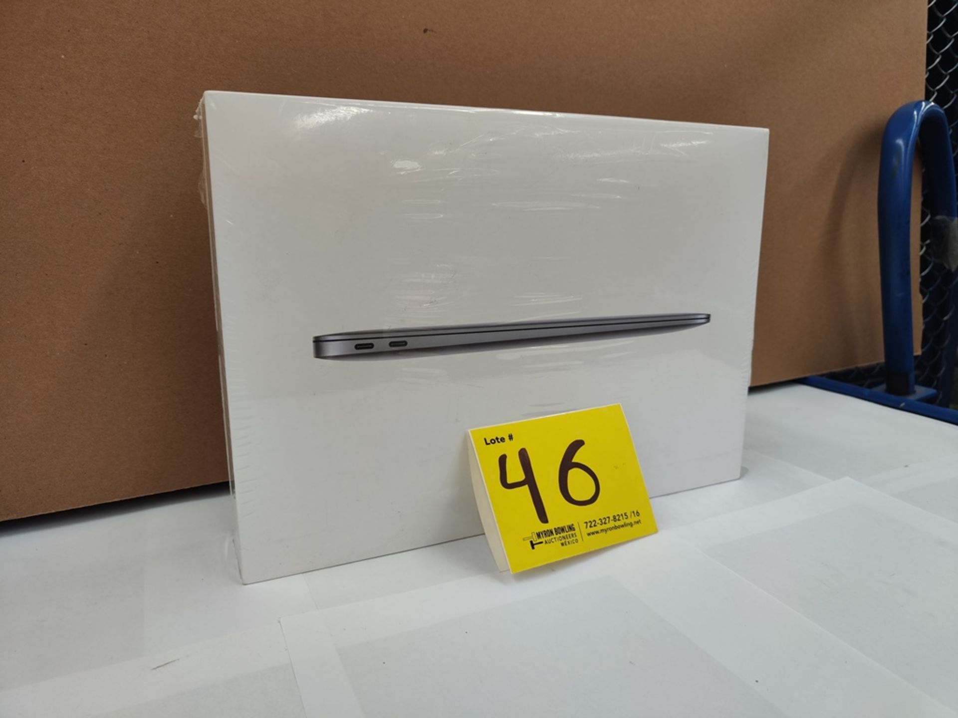 (NUEVO) Laptop Marca APPLE, Modelo MACBOOK AIR de 13", Serie HXJLW2SZ1WFV, 256 GB de Almacenamiento - Image 2 of 5