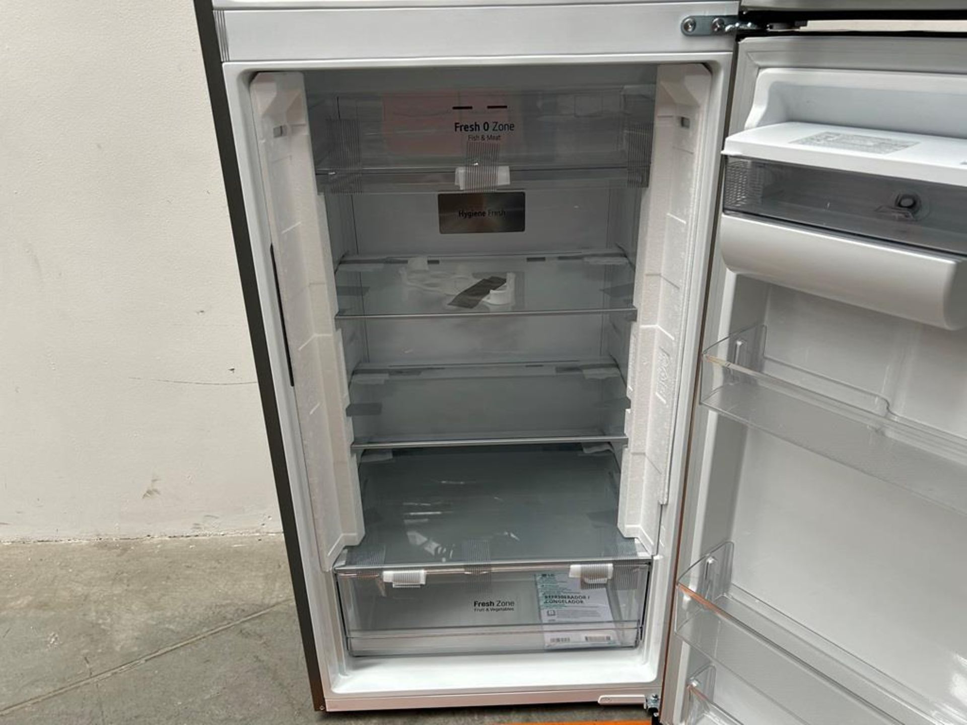 (NUEVO) Refrigerador con dispensador de agua Marca LG, Modelo VT40AWP, Serie 48304, Color GRIS - Image 6 of 11