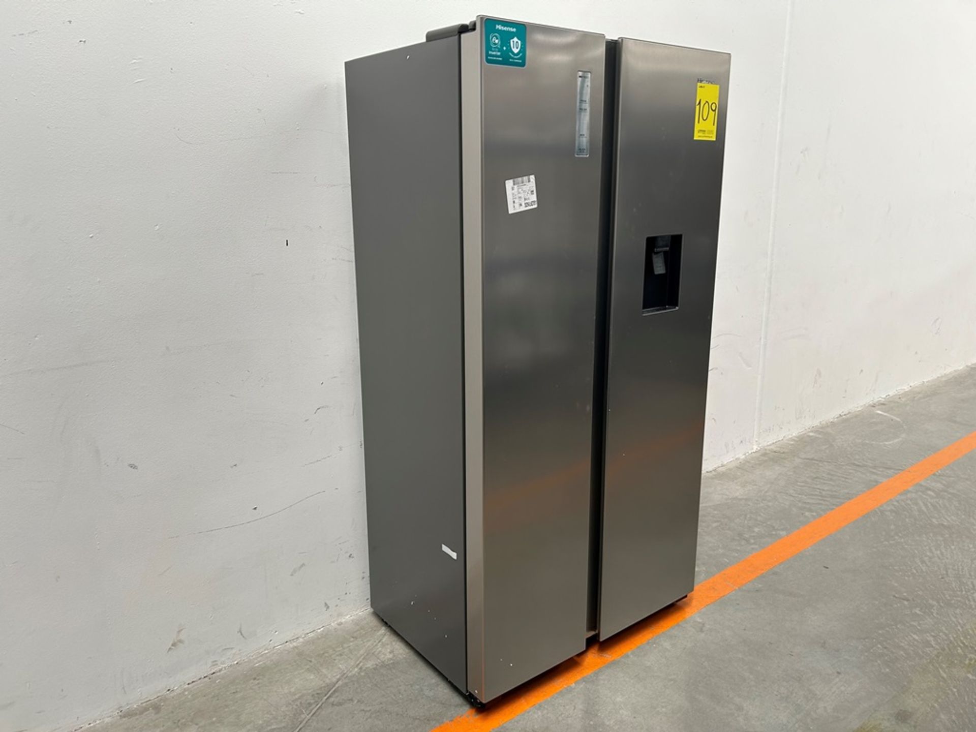 (NUEVO) Refrigerador con dispensador de agua Marca HISENSE, Modelo 32KHS310820, Serie 40051, Color - Image 3 of 10