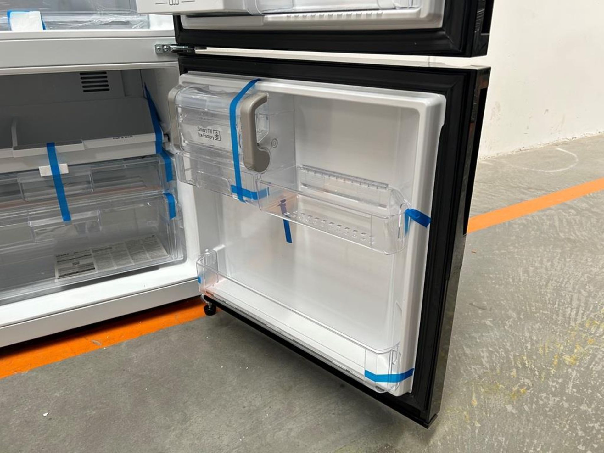 (NUEVO) Refrigerador con dispensador de agua Marca MABE, Modelo RMB520IJMRPB, Serie 02305, Color NE - Image 8 of 11