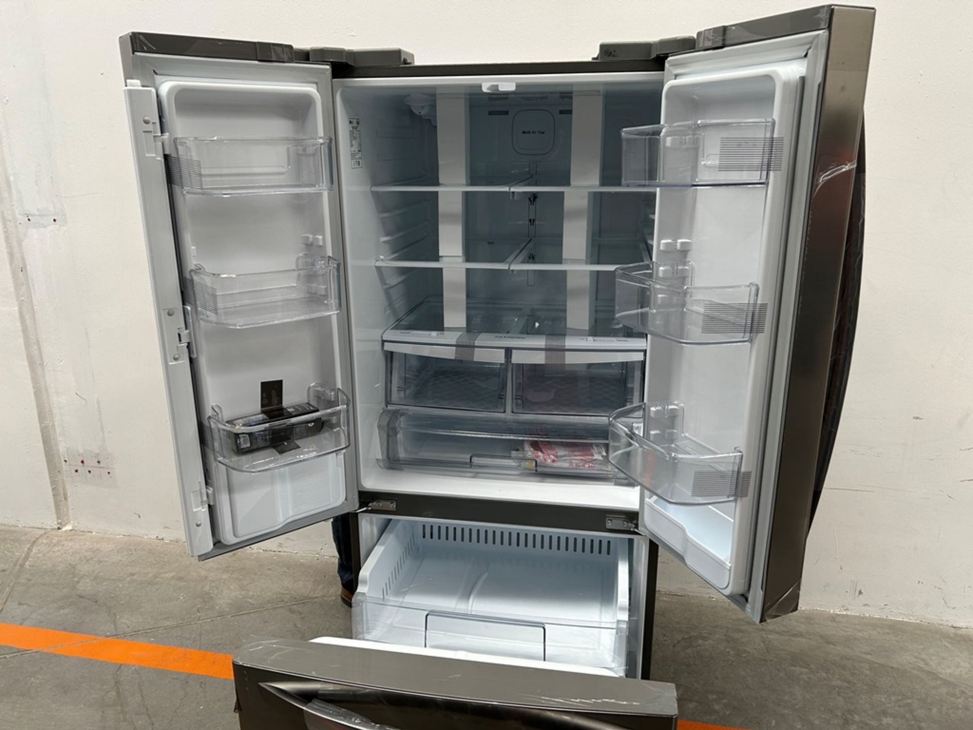 (NUEVO) Refrigerador con dispensador de agua Marca LG, Modelo GM22SGPK, Serie 28061, Color GRIS - Image 4 of 11
