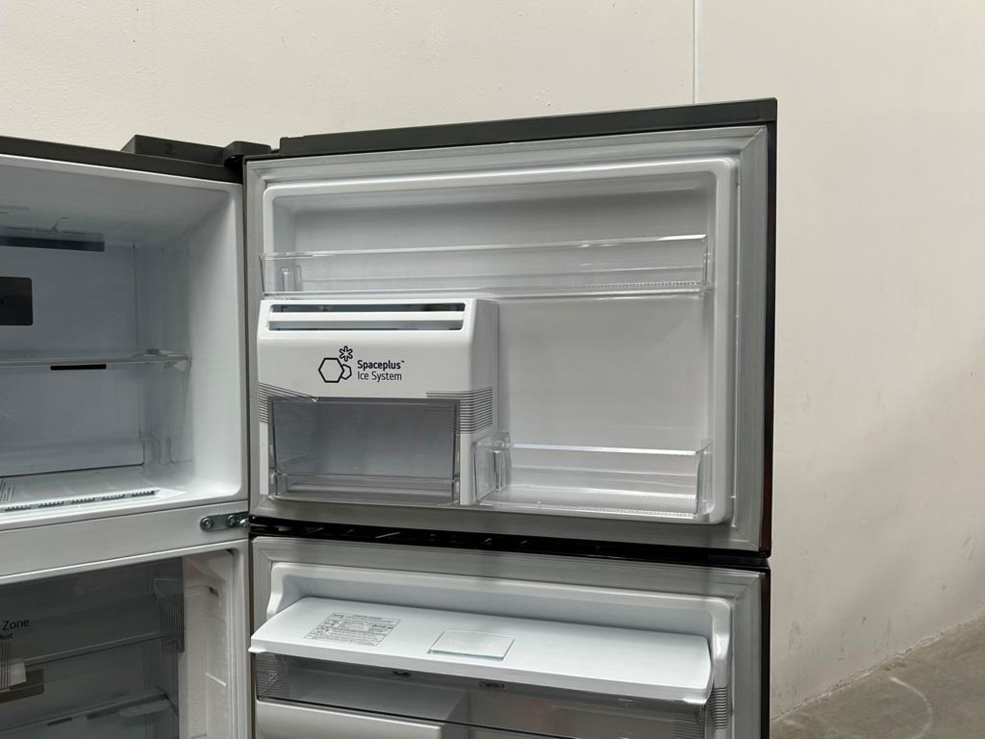 (NUEVO) Refrigerador con dispensador de agua Marca LG, Modelo VT40AWP, Serie 48304, Color GRIS - Image 8 of 11
