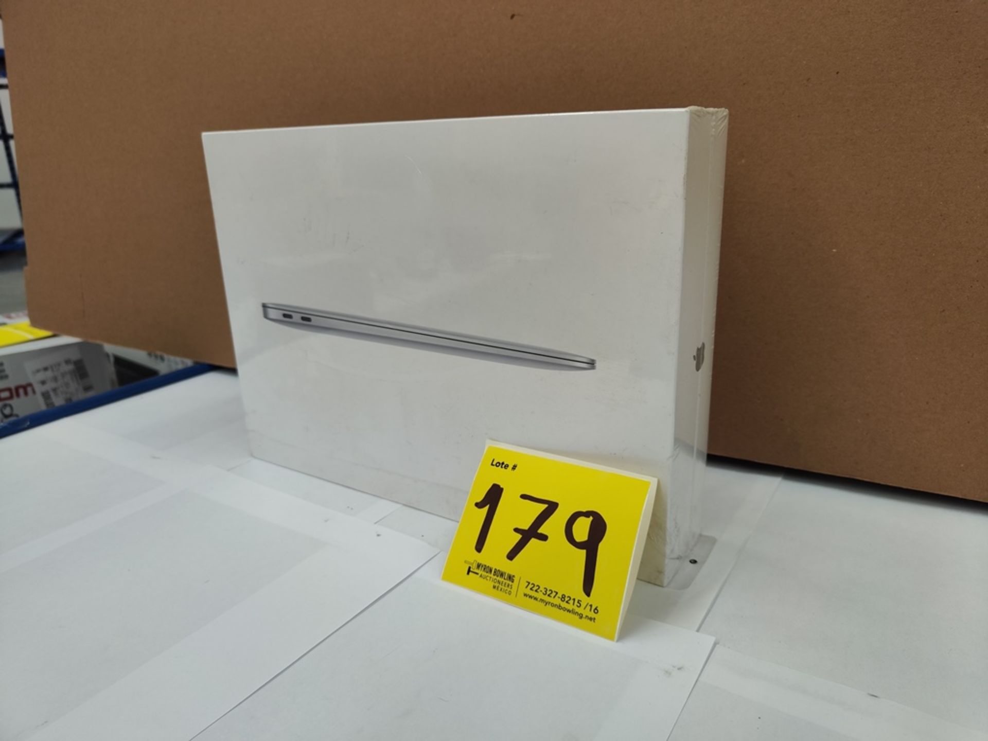 (NUEVO) Laptop Marca APPLE, Modelo MACBOOK AIR de 13", Serie FVFLT0Z21WFY, 256 GB de Almacenamiento - Image 2 of 7